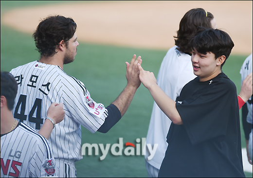 LG Lee Min-ho and Jordi Alba are cheering after winning 3-1 in the first game of the double header of the LG Twins vs SK Wyverns in the 2020 professional baseball KBO League held at Jamsil-dong-dong Baseball park in Seoul on the afternoon of the 11th.