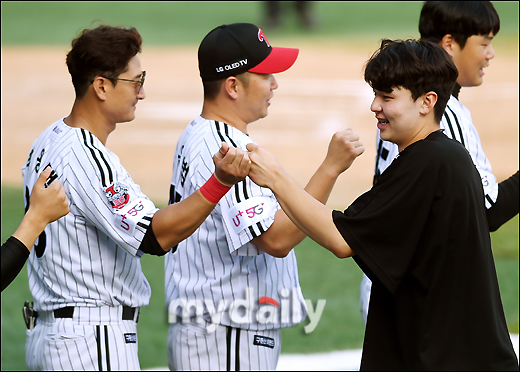 LG Park Yong-taik and Lee Min-ho are cheering after winning 3-1 in the first game of the double header of the LG Twins vs SK Wyverns in the 2020 professional baseball KBO league held at Jamsil Baseball Stadium in Seoul on the afternoon of the 11th.