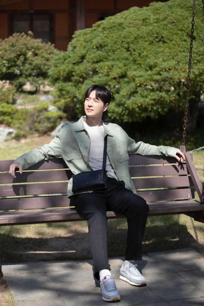 Park Hae-jin is in plain clothes fashion to rate the house theatre.Actor Park Hae-jin, who is appearing in the MBC tree mini series The Internet (playplay/sin So-ra, directing/male actor, production/studio HIM), which is drawing a syndromous popularity with the story of a real job, is anticipating the viewers eyes with a different look.The International is a work that contains the stupid and exciting revenge of a man who is the worst manager who has managed to leave the company that has barely entered the company as a subordinate.It is a drama that expects empathy through the story of a real job because people called Daedae are showing the message that we will eventually become together with generations and generations.Park Hae-jin, the chief executive of Ramen Company, is in the middle of the drama, and the two mens revenge begins when he meets his boss Lee Man-sik (Kim Eung-soo), who put himself in a pit of hardship during The International, with his senior The Inter.So, he takes off his suit at The Internet this week and goes to Mokpo Mukbang in light clothes.Heo Hyang-chan, who is in anxiety that he may give a managers position to the chief of the tea department (Yong-tak), and The International trio, who are in charge of the disciplinary action, are heading to Mokpo, a city of taste and fashion to make new ramen.From costumes to props, Park Hae-jins boyfriend looks and smart and cute fashion sense, matching backpacks to cross mini bags, both practical and stylish.He has been in the food industry for the development of a new ramen out of Seoul, and he has become a hot topic by taking off his suit and offering new charm.Stylists points and Park Hae-jins natural fashion sense added to the perfect plain clothes fashion.kim myeong-mi