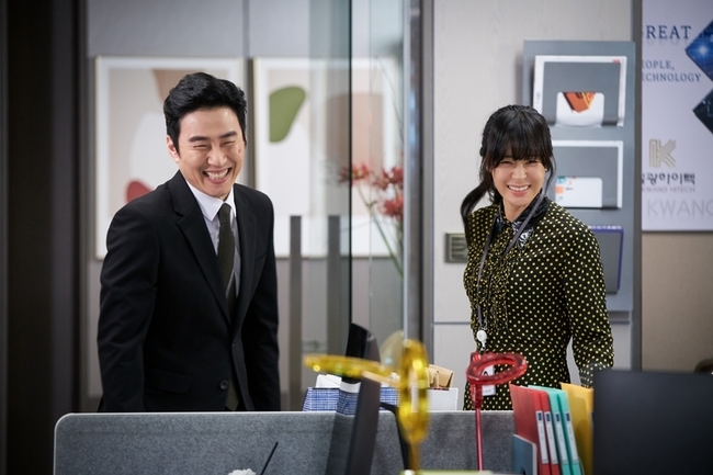 Goodcasting, which has only two times to the end, is a delightful charm that does not lose its unique laughing point, showing off its power to solo the top spot in the monthly drama until 14 times after the first broadcast.SBS Wall Street drama Goodcasting (playwright Park Ji-ha/director Choi Young-Hoon/Produced Box Media) tells the story of women who have been close to the NIS agent being drawn to the field as field agents and unfolding the Camouflage The Mole Song: Undercover Agent Reiji Operations.Choi Young-Hoons witty performance, actors life-cap performances, and interesting Kahaani development that repeats the reversal, are continuing to run the box office for seven weeks to keep the top spot in the Wolhwa drama.Above all, Goodcasting has focused attention on its colorful charm, which does not lose its own color, even though various genres such as intelligence, action, and romance are mixed together.Moreover, the comedy Urea was placed in the right place, and various laughter burst out, giving viewers the driving force to overcome tired and difficult daily life.After the first broadcast, I summarized Good Cae Daeyu Jam Precious Moments, Inc., which was possible because it was Good Casting, which was firmly used for the throne of the Wolhwa drama.Good Cae Greater Yuzam Precious Moments, Inc. One: No more pleasant intelligence!Goodcasting has been evaluated as having succeeded in spreading more popular intelligence, which is known as a mania genre, by placing comic Urea around the intelligence Kahaani, who is an agent of Camouflage The Mole Song: Undercover Agent Reiji to companies to catch industrial spies.Based on the ingenious setting that female agents who have retired from the key positions are reunited and perform missions, unique characters such as a relegated agent, a real-life housewife agent who lives in a special allowance, and a single-mam agent who raises a child alone have demonstrated a crazy presence.Unlike NIS agents of any intelligence agency that does not lose its solemn dignity, Kahaani, who struggles with operations in a very subsistence form, has attracted attention with empathy and laughter.Goodcake Daeyu Jam Precious Moments, Inc. Two. There was no more witty action!Goodcasting has made admiration and laughter by pouring out a realistic comic action sequence that has never been seen anywhere before.In the play, Baek Chan-mi (Choi Kang-hee) is often able to get hands on the prisoners in prison with a bag of mops, an action scene that takes out the hot bar skewer that was in his mouth and overpowers the opponent at once, and Hwang Mi-soon (Kim Ji-young), who wears a madame costume with a colorful pogle head, The action scene using familiar places always made the house theater beat.Goodcake Daeyu Jam Precious Moments, Inc. Three. No more romance than this!Baek Chan-mi and Yoon Seok-ho (Lee Sang-yeop), who made their first relationship with a tutor and a student, met with field agents and surveillance targets, who wrote personal secretaries and corporate representatives outer cover after a long time, foreshadowing the beginning of a different romance.The two people who learned each others true identity at the end of the twists and turns changed to a teacher and a student relationship again, and the words were naturally spoken.Lim Ye-eun (Yoo In-young) and Kang Woo-won (Lee Joon-young) are the beginners of this area who learned love in writing, and they are making a laugh with the aspect of not not noticing their growing favor toward their opponents.The comic romance of Goodcasting, which seems to be playing a secret party with viewers in Kahaani, where the battle is taking place, is giving a good laugh and giving a good laugh.kim myeong-mi