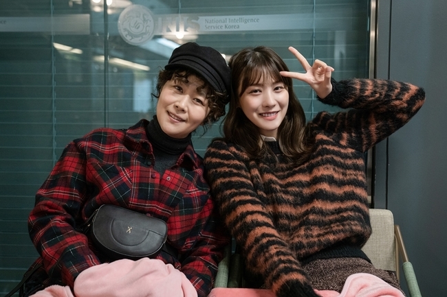 Goodcasting, which has only two times to the end, is a delightful charm that does not lose its unique laughing point, showing off its power to solo the top spot in the monthly drama until 14 times after the first broadcast.SBS Wall Street drama Goodcasting (playwright Park Ji-ha/director Choi Young-Hoon/Produced Box Media) tells the story of women who have been close to the NIS agent being drawn to the field as field agents and unfolding the Camouflage The Mole Song: Undercover Agent Reiji Operations.Choi Young-Hoons witty performance, actors life-cap performances, and interesting Kahaani development that repeats the reversal, are continuing to run the box office for seven weeks to keep the top spot in the Wolhwa drama.Above all, Goodcasting has focused attention on its colorful charm, which does not lose its own color, even though various genres such as intelligence, action, and romance are mixed together.Moreover, the comedy Urea was placed in the right place, and various laughter burst out, giving viewers the driving force to overcome tired and difficult daily life.After the first broadcast, I summarized Good Cae Daeyu Jam Precious Moments, Inc., which was possible because it was Good Casting, which was firmly used for the throne of the Wolhwa drama.Good Cae Greater Yuzam Precious Moments, Inc. One: No more pleasant intelligence!Goodcasting has been evaluated as having succeeded in spreading more popular intelligence, which is known as a mania genre, by placing comic Urea around the intelligence Kahaani, who is an agent of Camouflage The Mole Song: Undercover Agent Reiji to companies to catch industrial spies.Based on the ingenious setting that female agents who have retired from the key positions are reunited and perform missions, unique characters such as a relegated agent, a real-life housewife agent who lives in a special allowance, and a single-mam agent who raises a child alone have demonstrated a crazy presence.Unlike NIS agents of any intelligence agency that does not lose its solemn dignity, Kahaani, who struggles with operations in a very subsistence form, has attracted attention with empathy and laughter.Goodcake Daeyu Jam Precious Moments, Inc. Two. There was no more witty action!Goodcasting has made admiration and laughter by pouring out a realistic comic action sequence that has never been seen anywhere before.In the play, Baek Chan-mi (Choi Kang-hee) is often able to get hands on the prisoners in prison with a bag of mops, an action scene that takes out the hot bar skewer that was in his mouth and overpowers the opponent at once, and Hwang Mi-soon (Kim Ji-young), who wears a madame costume with a colorful pogle head, The action scene using familiar places always made the house theater beat.Goodcake Daeyu Jam Precious Moments, Inc. Three. No more romance than this!Baek Chan-mi and Yoon Seok-ho (Lee Sang-yeop), who made their first relationship with a tutor and a student, met with field agents and surveillance targets, who wrote personal secretaries and corporate representatives outer cover after a long time, foreshadowing the beginning of a different romance.The two people who learned each others true identity at the end of the twists and turns changed to a teacher and a student relationship again, and the words were naturally spoken.Lim Ye-eun (Yoo In-young) and Kang Woo-won (Lee Joon-young) are the beginners of this area who learned love in writing, and they are making a laugh with the aspect of not not noticing their growing favor toward their opponents.The comic romance of Goodcasting, which seems to be playing a secret party with viewers in Kahaani, where the battle is taking place, is giving a good laugh and giving a good laugh.kim myeong-mi