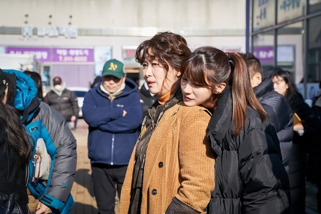 Goodcasting, which has only two times to the end, is a delightful charm that does not lose its unique laughing point, showing off its power to solo the top spot in the monthly drama until 14 times after the first broadcast.SBS Wall Street drama Goodcasting (playwright Park Ji-ha/director Choi Young-Hoon/Produced Box Media) tells the story of women who have been close to the NIS agent being drawn to the field as field agents and unfolding the Camouflage The Mole Song: Undercover Agent Reiji Operations.Choi Young-Hoons witty performance, actors life-cap performances, and interesting Kahaani development that repeats the reversal, are continuing to run the box office for seven weeks to keep the top spot in the Wolhwa drama.Above all, Goodcasting has focused attention on its colorful charm, which does not lose its own color, even though various genres such as intelligence, action, and romance are mixed together.Moreover, the comedy Urea was placed in the right place, and various laughter burst out, giving viewers the driving force to overcome tired and difficult daily life.After the first broadcast, I summarized Good Cae Daeyu Jam Precious Moments, Inc., which was possible because it was Good Casting, which was firmly used for the throne of the Wolhwa drama.Good Cae Greater Yuzam Precious Moments, Inc. One: No more pleasant intelligence!Goodcasting has been evaluated as having succeeded in spreading more popular intelligence, which is known as a mania genre, by placing comic Urea around the intelligence Kahaani, who is an agent of Camouflage The Mole Song: Undercover Agent Reiji to companies to catch industrial spies.Based on the ingenious setting that female agents who have retired from the key positions are reunited and perform missions, unique characters such as a relegated agent, a real-life housewife agent who lives in a special allowance, and a single-mam agent who raises a child alone have demonstrated a crazy presence.Unlike NIS agents of any intelligence agency that does not lose its solemn dignity, Kahaani, who struggles with operations in a very subsistence form, has attracted attention with empathy and laughter.Goodcake Daeyu Jam Precious Moments, Inc. Two. There was no more witty action!Goodcasting has made admiration and laughter by pouring out a realistic comic action sequence that has never been seen anywhere before.In the play, Baek Chan-mi (Choi Kang-hee) is often able to get hands on the prisoners in prison with a bag of mops, an action scene that takes out the hot bar skewer that was in his mouth and overpowers the opponent at once, and Hwang Mi-soon (Kim Ji-young), who wears a madame costume with a colorful pogle head, The action scene using familiar places always made the house theater beat.Goodcake Daeyu Jam Precious Moments, Inc. Three. No more romance than this!Baek Chan-mi and Yoon Seok-ho (Lee Sang-yeop), who made their first relationship with a tutor and a student, met with field agents and surveillance targets, who wrote personal secretaries and corporate representatives outer cover after a long time, foreshadowing the beginning of a different romance.The two people who learned each others true identity at the end of the twists and turns changed to a teacher and a student relationship again, and the words were naturally spoken.Lim Ye-eun (Yoo In-young) and Kang Woo-won (Lee Joon-young) are the beginners of this area who learned love in writing, and they are making a laugh with the aspect of not not noticing their growing favor toward their opponents.The comic romance of Goodcasting, which seems to be playing a secret party with viewers in Kahaani, where the battle is taking place, is giving a good laugh and giving a good laugh.kim myeong-mi