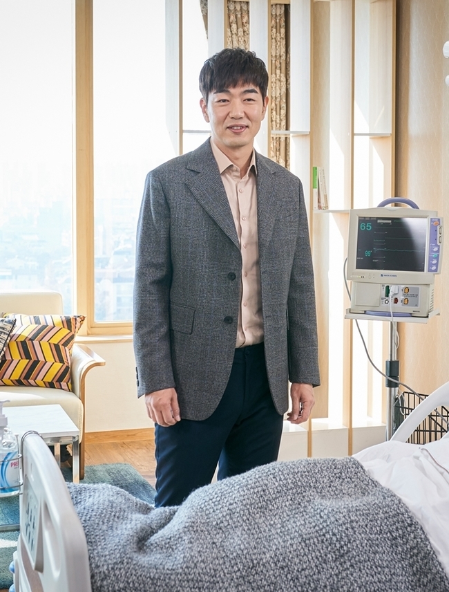 Goodcasting, which has only two times to the end, is a delightful charm that does not lose its unique laughing point, showing off its power to solo the top spot in the monthly drama until 14 times after the first broadcast.SBS Wall Street drama Goodcasting (playwright Park Ji-ha/director Choi Young-Hoon/Produced Box Media) tells the story of women who have been close to the NIS agent being drawn to the field as field agents and unfolding the Camouflage The Mole Song: Undercover Agent Reiji Operations.Choi Young-Hoons witty performance, actors life-cap performances, and interesting Kahaani development that repeats the reversal, are continuing to run the box office for seven weeks to keep the top spot in the Wolhwa drama.Above all, Goodcasting has focused attention on its colorful charm, which does not lose its own color, even though various genres such as intelligence, action, and romance are mixed together.Moreover, the comedy Urea was placed in the right place, and various laughter burst out, giving viewers the driving force to overcome tired and difficult daily life.After the first broadcast, I summarized Good Cae Daeyu Jam Precious Moments, Inc., which was possible because it was Good Casting, which was firmly used for the throne of the Wolhwa drama.Good Cae Greater Yuzam Precious Moments, Inc. One: No more pleasant intelligence!Goodcasting has been evaluated as having succeeded in spreading more popular intelligence, which is known as a mania genre, by placing comic Urea around the intelligence Kahaani, who is an agent of Camouflage The Mole Song: Undercover Agent Reiji to companies to catch industrial spies.Based on the ingenious setting that female agents who have retired from the key positions are reunited and perform missions, unique characters such as a relegated agent, a real-life housewife agent who lives in a special allowance, and a single-mam agent who raises a child alone have demonstrated a crazy presence.Unlike NIS agents of any intelligence agency that does not lose its solemn dignity, Kahaani, who struggles with operations in a very subsistence form, has attracted attention with empathy and laughter.Goodcake Daeyu Jam Precious Moments, Inc. Two. There was no more witty action!Goodcasting has made admiration and laughter by pouring out a realistic comic action sequence that has never been seen anywhere before.In the play, Baek Chan-mi (Choi Kang-hee) is often able to get hands on the prisoners in prison with a bag of mops, an action scene that takes out the hot bar skewer that was in his mouth and overpowers the opponent at once, and Hwang Mi-soon (Kim Ji-young), who wears a madame costume with a colorful pogle head, The action scene using familiar places always made the house theater beat.Goodcake Daeyu Jam Precious Moments, Inc. Three. No more romance than this!Baek Chan-mi and Yoon Seok-ho (Lee Sang-yeop), who made their first relationship with a tutor and a student, met with field agents and surveillance targets, who wrote personal secretaries and corporate representatives outer cover after a long time, foreshadowing the beginning of a different romance.The two people who learned each others true identity at the end of the twists and turns changed to a teacher and a student relationship again, and the words were naturally spoken.Lim Ye-eun (Yoo In-young) and Kang Woo-won (Lee Joon-young) are the beginners of this area who learned love in writing, and they are making a laugh with the aspect of not not noticing their growing favor toward their opponents.The comic romance of Goodcasting, which seems to be playing a secret party with viewers in Kahaani, where the battle is taking place, is giving a good laugh and giving a good laugh.kim myeong-mi