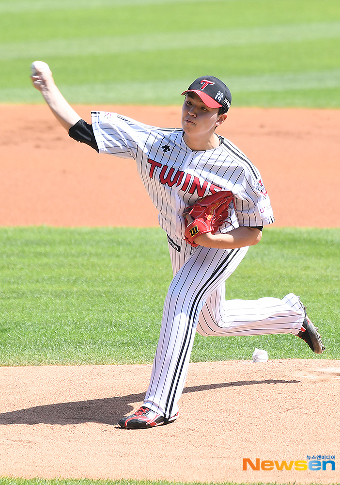 2020 Shinhan Bank SOL KBO League LG Twins VS SK Wyverns Double Header Game 1 was held at Jamsil-dong-dong Baseball park in Songpa-gu, Seoul on June 11Lee Min-ho, the LG starter, is struggling.You Yong-ju