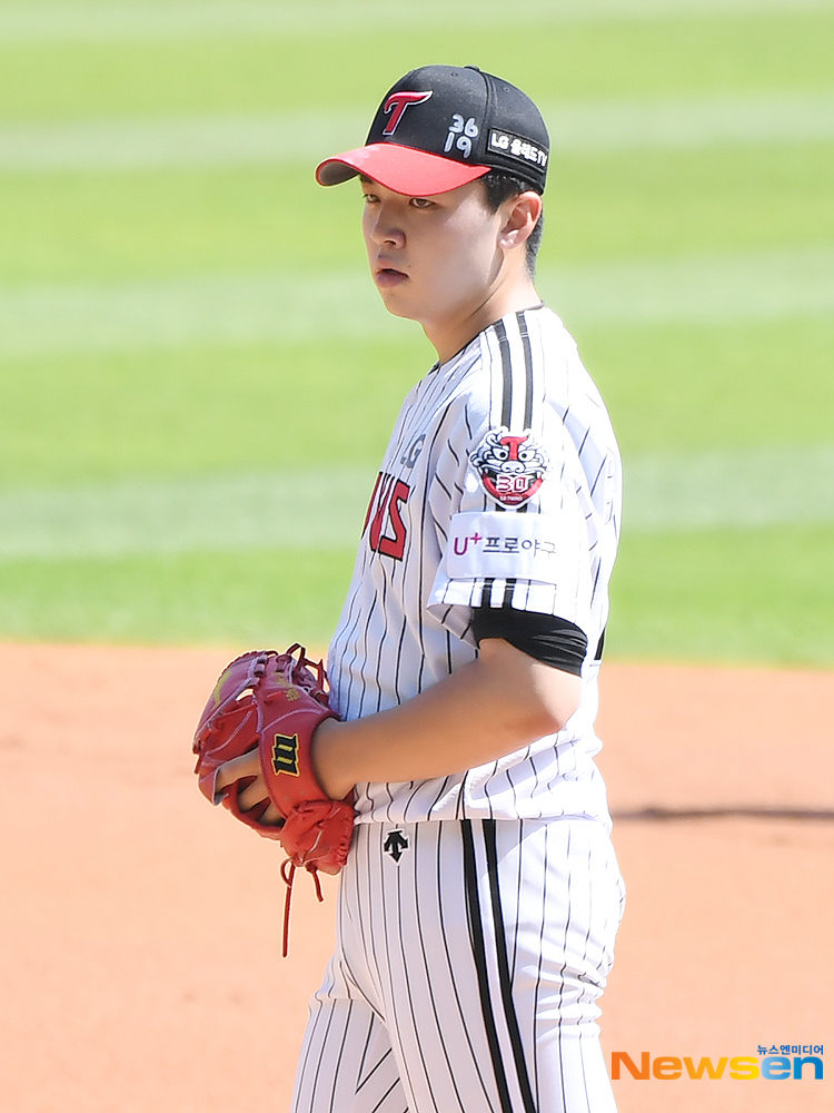 2020 Shinhan Bank SOL KBO League LG Twins VS SK Wyverns Double Header Game 1 was held at Jamsil-dong-dong Baseball park in Songpa-gu, Seoul on June 11Lee Min-ho, a LG starter, is looking at the plate ahead of the pitch.You Yong-ju