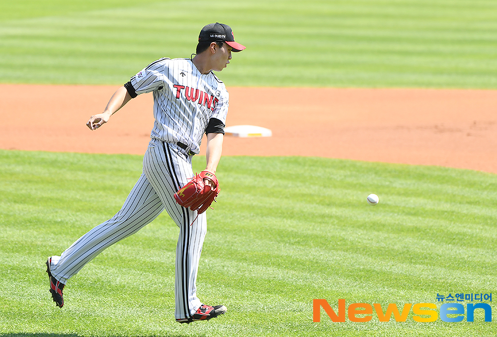 2020 Shinhan Bank SOL KBO League LG Twins VS SK Wyverns Double Header Game 1 was held at Jamsil-dong-dong Baseball park in Songpa-gu, Seoul on June 11Lee Min-ho, a LG starter, is looking at the ball that flew back after hitting the batter in the first inning.You Yong-ju