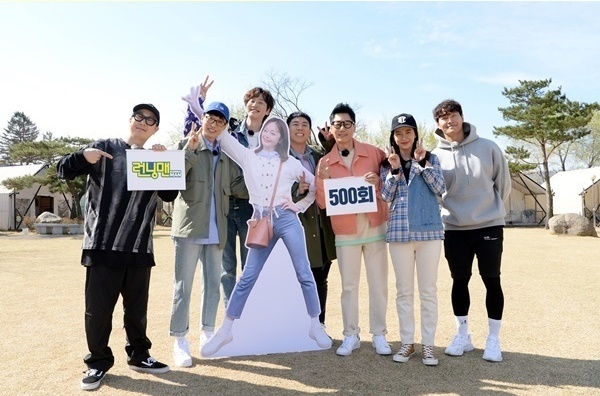 Running Man will host Live broadcast with tenth anniversary special.An official of SBS Running Man said on June 11, The broadcast on July 12 will be conducted as some Live broadcasts.All members of Running Man including Yoo Jae-Suk, Ji Suk-jin, Kim Jong Kook, Haha, Song Ji-hyo, Lee Kwang Soo, Jeon So Min and Yang Se Chan will participate in Live broadcast.An official said, It will be some Live broadcasts, not the entire Live broadcast.We are preparing for the live broadcast with the audience participation type, but there is no specific form or concept yet. minjee Lee