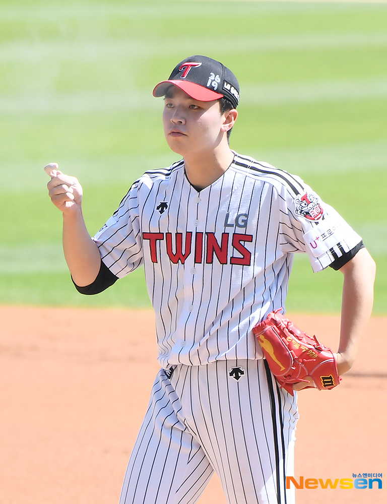 2020 Shinhan Bank SOL KBO League LG Twins VS SK Wyverns Double Header Game 1 was held at Jamsil-dongBaseball Park in Songpa-gu, Seoul on the afternoon of June 11LG starter Lee Min-ho is thinking about flying out with a flour in the first inning at the Mound.You Yong-ju