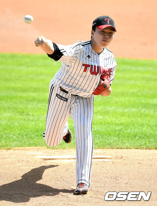 The first round of Doubleheaders of the LG Twins and SK Wyverns of the 2020 Shinhan Bank SOL KBO League was held at Jamsil-dong-dong Baseball park in Seoul on the afternoon of the 11th.Lee Min-ho, the LG starter, is spraying ball vigorously.