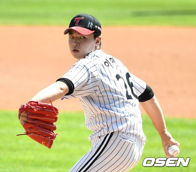The first round of Doubleheaders of the LG Twins and SK Wyverns of the 2020 Shinhan Bank SOL KBO League was held at Jamsil-dong-dong Baseball park in Seoul on the afternoon of the 11th.Lee Min-ho, the LG starter, is spraying ball vigorously.