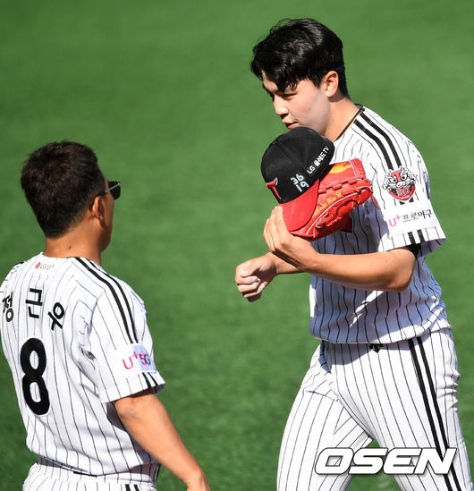 On the afternoon of the 11th, the first round of double headers of the LG Twins and SK Wyverns of the 2020 Shinhan Bank SOL KBO League was held at Seoul Jamsil Baseball Stadium.LG starter Lee Min-ho, who blocked the SK attack in the fifth inning, is heading for the dugout and greeting his colleagues.