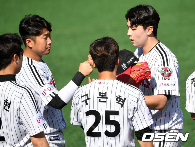 On the afternoon of the 11th, the first round of double headers of the LG Twins and SK Wyverns of the 2020 Shinhan Bank SOL KBO League was held at Seoul Jamsil Baseball Stadium.LG starter Lee Min-ho, who blocked the SK attack in the fifth inning, is heading for the dugout and greeting his colleagues.