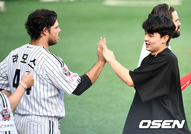 LG has taken the first edition of the Doubleheader.LG won 3-1 in the first leg of the double header against SK in the 2020 KBO League held at Jamsil-dong-dong Stadium in Seoul on November 11.Starting Pitcher Lee Min-ho pitched 112 pitches in seven innings, allowing one run in seven strikeouts to mark his second win of the season; home run leader Jordi Alba shot a two-run homer (the 13th in the season) in the seventh inning.Jung Woo-young made the save with no runs in 123 innings.Victory Pitchers LG Lee Min-ho and Jordi Alba are greeting each other.