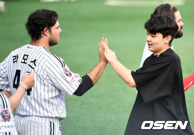 LG won the first round of doubleheader against SK.LG won 3-1 in the first leg of the double header against SK in the 2020 KBO League at Jamsil-dong Stadium in Seoul on November 11.Lee Min-ho, a rookie pitcher who started as a starter, threw 112 pitches in seven innings and scored seven strikeouts and scored his second win of the season.Homer leader Jordi Alba shot a seven-time reverse final two-run homer (season 13).Jeong Woo-yeong made his first appearance after the eighth inning, leading 3-1, and made 123 innings without a run.I threw seven innings as perfectly as I would like to praise Lee Min-ho, said Ryu Joong-il.Jinhae also blocked it well, and Jeong Woo-yeong did well to finish; Jordi Albas Turan homer was the decisive winner in the seventh inning in the attack. I had enough rest in front and I decided I could throw up to 110, so I threw it in the seventh, Ryu said of Lee Min-hos seven-inning pitch.