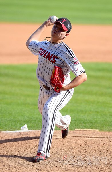 The LG Twins have played Doubleheader twice for the only time this season; on the 16th of last month, both Kiwoom Heroes and Doubleheader were caught.First of all, the first Kyonggi is important in Doubleheader, as it means the steamer, but it is necessary to save the BullpenPitchers as much as possible in the first Kyonggi.SK Wyverns - LGs Doubleheader 1Kyonggi at the Jamsil-dong Stadium on the 11th was prepared for the idea of ​​both teams benches ahead.I hope you will hold on for at least five times, said LG coach Ryu Jung-il, who had been trying to pitch Lee Min-ho on the 10th. On the other hand, SK coach Yeom Kyung-yup chose Ricardo Pinto.I got a Pitcher with a high probability of winning, Kim said on Thursday, putting Kim Tae-hoon behind him, who was scheduled to face Lee Min-ho.In the first inning, SK scored a lead thanks to Choi Jihuns sense: they ran to second base with center fielder, shortstop and second baseman gathering to catch the ball during the missed Hit.Second baseman Jamie Romack called Choi Jihun home with a heavy-handed hit.LG balanced 1-1 with a sacrifice fly of 1 out 2 and 3 baseman Oh Ji-hwan, made by Roberto Jordi Alba - Park Yong-taeks continuous Hit in the fourth inning.In the sixth, SK took a chance to first and second bases with Choi Jihuns right-hander Hit, Choi Jungs 17th and youngest (33 years, 3 months and 14 days) in the KBO league.But Pitcher Lee Min-ho, who started two times before the Samsung Lions this season and allowed two runs in 12 innings, was great.Romac escaped the crisis by striking out right fielder and Jung Yoon.Ryu also tried to reduce Bullpens load by putting Lee Min-ho, who threw 98 balls in six innings, on the Mound in the seventh.Lee Min-ho allowed the ball to hit his body as the 110th curve he threw at Jung-hyun after two outs in the seventh inning, but was responsible for seven innings, handling Nosu Kwang with a second base grounder.He gave up 6 Hit but helped the Beasts, who played Kyonggi in the middle of the day with a four-base pitching.This morning from the role of greatly reducing the load of Bullpen was outstanding.Pinto also held on to one run in six innings and stepped back to keep Kyonggi in Bullpens power race.LG won the game with a 13th home run of the season, which Jordi Alba scored against Seo Jin-yong, who was the first baseman with two outs in the seventh inning.It was only six days since he hit two home runs in Kiwoom and Kyonggi on the 5th, and Lee Min-ho, who fulfilled his starters responsibilities in the middle of the day with this home run, was rewarded with two wins (1 loss) of the season.