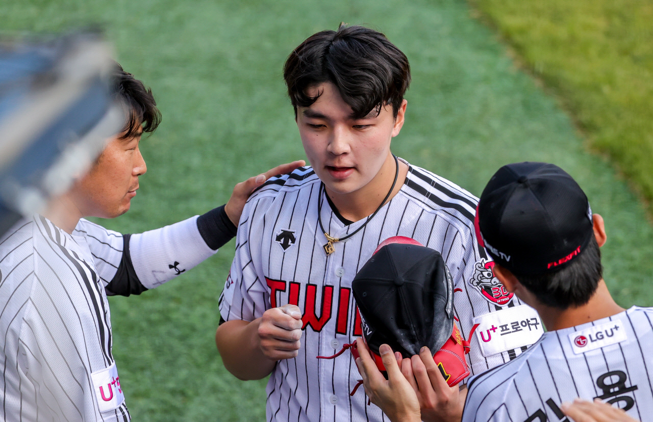 LG has taken the first leg of the doubleheader with a one-run back-to-back seven-inning run by rookie starter Lee Min-ho (19).LG won 3-1 in the first round of double header against SK at Jamsil Stadium in Seoul on November 11.Right-hander Lee Min-ho scored one run with 6Hit 7 strikeouts in seven innings, scoring his second win (1 loss) of the season.Seven innings were the most inning tie in a professional debut and the number of pitches was the highest since his debut; the previous highest number of pitches was 100 (seven innings) thrown in the Jamsil Samsung Lions game on the 2nd.Lee Min-ho allowed one hit to SK Choi Ji-hoon and Jamie Lomac in the first inning, but did not make any additional runs.He sent out one runner in the second and third innings, but did not score, and the fourth and fifth rounds were blocked by a three-way walk.He was pushed to the first and second bases in the sixth inning, but then three batters were struck out and struck out.Lee Min-ho sent SK Chung-hyun out with a fit ball after two outs in the seventh; although he had already filled 100 pitches, LG left Lee Min-ho with one more hitter.Lee Min-ho finished the mission after catching the next batter, No Su-kwang, with a second baseman grounder; a tight 1-1 balance continued, but Lee Min-ho remained focused until the end.The LG batting average, which had only one point in the seventh inning, responded with a score on the youngest Lee Min-ho.After two outs in the seventh inning, Chae Eun-sung walked on and Roberto Ramos shot a two-point homer to give Lee Min-ho a victory pitcher.Jin Hae-soo and Jung Woo-young, who received the ball, kept the teams victory by blocking the remaining two innings without a run.We thought Lee Min-ho could throw up to 110 pitches, LG coach Ryu Joong-il praised, and threw seven innings perfectly enough to rave about it.