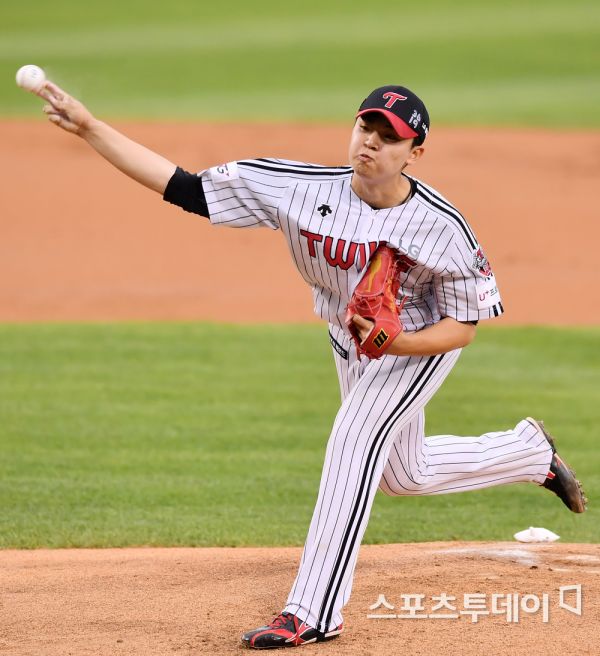 The LG Twins will take on the first Kyonggi James Kyson as Doubleheader with rookie Pitcher Lee Min-ho.LG will host the 2020 Shinhan Bank SOL KBO League SK Wyverns and Home Kyonggi at the Jamsil-dong Stadium in Seoul on March 11 at 3 pm.LG is third with 18 wins and 12 losses this season, cruising early in the season, but recently narrowing to 7 Kyonggi, it is shaking to 2 wins and 5 losses.Lee Sang-gyu, who was unable to score in the chance and played the role of the finisher, failed to block the back door with a series of defeats.LG, which faced its first crisis of the season, was canceled on October 10 by Kyonggi and will play Doubleheader on November 11.As I remember winning all of the Doubleheaders against Kiwoom Heroes on the 16th of last month, I am determined to set the stage for the reversal by winning the Doubleheader first game.LG will play rookie right-hander Pitcher Lee Min-ho with a must-win card.Lee Min-ho is playing in 4Kyonggi this season and is marking 1 win and 1 loss Earned run average 1.10 with 16.1 innings.Lee Min-ho is especially overpowering batters with a 150-kilometer wriggling fastball with a slider and curve in the early 140-kilometer range.As he has scored 5.1 innings and two runs in seven innings in the past two starts, he is expected to give LG a victory if he continues his pitching in Kyonggi.LGs batting line will face SK Foreign Pitcher Ricardo Pinto.Pinto has been playing well with 3 wins and 2 losses and Earned run average 4.15 this season, but he collapsed with 10 runs (3 earned runs) in 4.2 innings, 7 hits, 5 strikeouts and 1 strikeout in a confrontation with LG on the 13th of last month.LG is expected to win if it continues to be strong against Pinto on this day.It is noteworthy whether LG will be able to ring the first game of Doubleheader with new starter Pitcher Lee Min-ho.