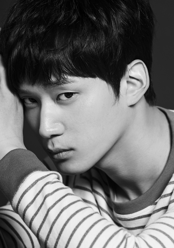 Actor Kwon Soo-hyun has announced a comeback, a simple youth growth period with the hot-blooded The Internet.Kwon Soo-hyun, who has been attracting attention as a rookie with solid acting ability and visuals, confirmed his appearance on TVNs new drama Youth Record (playplayplay by Ha Myung-hee, director An Gil-ho), and spurred the move on the 10th of 2020.Youth Record is a work that contains the growth record of youths who try to achieve dreams and love without despairing on the wall of reality.The hot record of youths who are straight toward their dreams in the way of youth and each other in this era, which has become a luxury even to dream, is expected to give excitement and sympathy.Kwon Soo-hyun in the play is divided into The Internet photographer Kim Jin-woo.Jin-woo is a close friend of Hye-joon (Park Bo-gum) and Hae-hyo (Byeon Wooseok) and is more loyal and enthusiastic than anyone else.It is the thing that is the same every day because of The Internet, but it is still a positive and lively personality who loves his work.Kwon Soo-hyun will give a pleasant charm through Kim Jin-woo and will give viewers excitement and fun with the appearance of youthful youth.Kwon Soo-hyun made his debut as a public official in 2012, and has accumulated filmography by appearing in various works such as movie Minjung, Woman Teacher, Drama Youth Age 2 and 100 Million Stars from the Sky.Especially, in TVN Abyss, he played the role of Seo Ji-wook, the chief prosecutor of the Central District Prosecutors Office, and transformed into a villain.Kwon Soo-hyun, who proved his true value as an actor with his extraordinary character interpretive power, is interested in his new acting as well as his friendship chemistry to be shown in this Youth Record.On the other hand, Youth Record is directed by Ha Myung-hee, who wrote Doctors and Love Temperature, and director Ahn Gil-ho, who directed the first season of Secret Forest and Memories of Alhambra Palace, who showed many hits such as Winter Sonata, The Year of the Sun, Ssam My Way After making it, it is expected to be a hot topic in 2020.