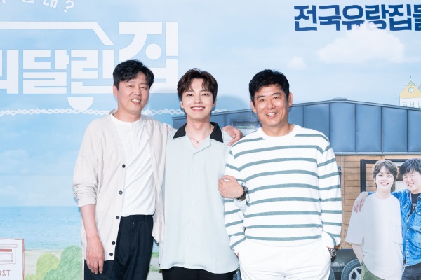 The wheeled house Ganggung PD mentioned the entertainer who wants to be invited.On the afternoon of the 11th, TVNs new entertainment program The Wheeled House was presented.Kanggung PD, Sung Dong-il, Kim Hee-won and Yeo Jin-goo attended the production presentation, which was broadcast live online due to the spread of Corona 19 (a new coronavirus infection).On this day, Kanggung PD said, I would like to invite people who are familiar with Sung Dong-il, Yeo Jin-goo and Kim Hee-won.I would like to join Park Bo-gum, BTS V, Jo In-sung with Sung Dong-il.Kim Hee-won wants to join Park Bo-young, who had a scandal. I want to join Kim Yoo-jung, who had been in close contact with Yeo Jin-goo Run House is an entertainment program that draws a process of living in a wheeled house like a program title and living in a front yard all over the country.The cast will build a small, moving house and invite precious people as guests to live together for the day.The Wheeled House will be broadcast for the first time today (on Thursday 11th) at 9 p.m. following Spicious Doctor Life.