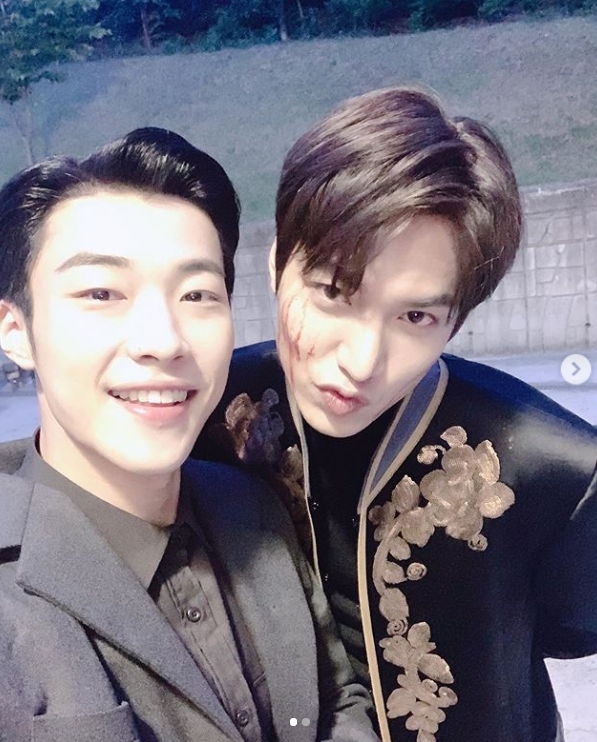 Seoul = = Lee Min-ho and Woo Do-hwan, who co-work in SBS Drama The King: Monarch of Eternity, took a certification shot with a good-looking appearance and released it.Lee Min-ho posted two photos on her Instagram account on Wednesday, taken with Woo Do-hwan.In the photo Lee Min-ho and Woo Do-hwan posed in costumes inside The King: Monarch of Eternity.The handsome appearance of two people with different personality attracts attention.Lee Min-ho and Woo Do-hwan are in the midst of playing the role of the Empire of the Empire and the first sword of the world guarding him from the side of The King: Monarch of Eternity respectively.The King: Monarch of Eternity is set to end the day.