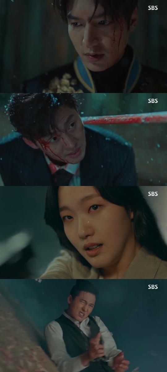 Seoul = The King: Monarch of Eternity Lee Jung-jin was Churdan by Lee Min-ho and Kim Go-eun.In the final episode of SBSs Golden Globe Drama The King: Monarch of Eternity (playplayplay by Kim Eun-sook/directed by Baek Sang-hoon and Jung Ji-hyun), which was broadcast at 10 p.m. on the 12th, Lee Gon (Lee Min-ho), who left for the night of the reverse, and Jung Tae-eul (Kim Go-eun), who followed Lee Rim into the Tangganjiju, was portrayed.Jung Tae-eun stood in front of Lee-rim and pointed the gun at him, shouting that he would stop Lee-rim if he failed.If Igon succeeds in correcting everything, Jung Tae-euns memory with Igon disappears, and yet Jung Tae-eun blocked it.Eventually, Igon succeeded in churdaning the forest in the bamboo forest; at the same time, the gun was fired at the forest, and the forest was destroyed.Then I can not come back anymore. On the other hand, SBS The King: Monarch of Eternity will be followed by Convenience Store Morning Star starring Ji Chang-wook and Kim Yoo-jung.