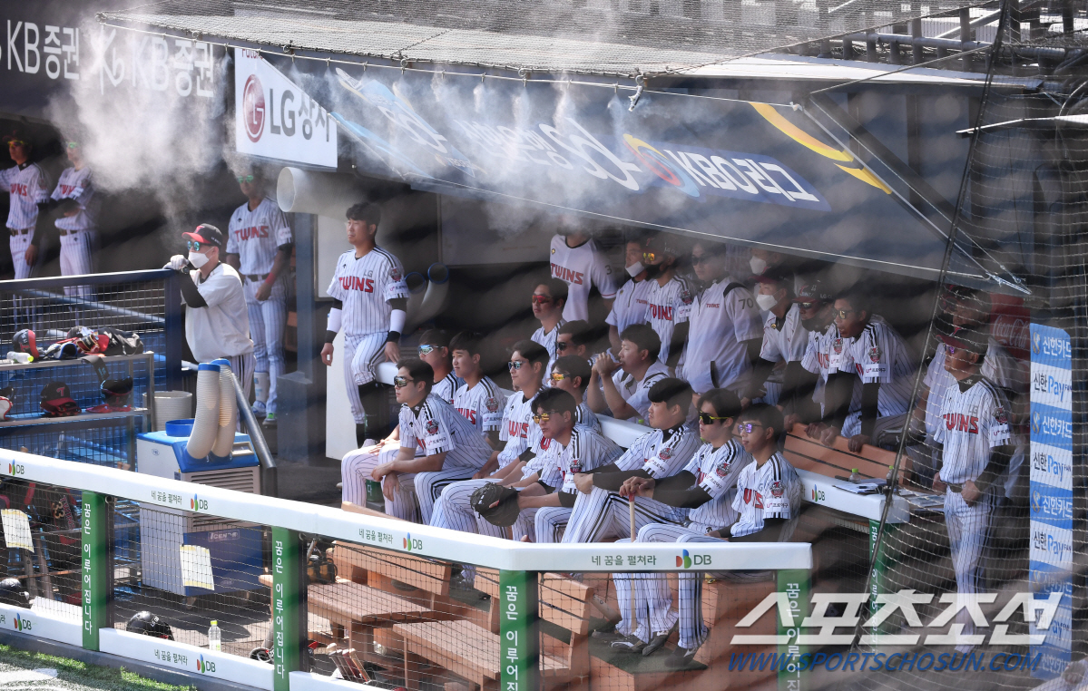 There is also a non-prediction: Will the LG Twins and SK Wyverns, who have already played Doubleheader once, play two Doubleheaders at One Week?LG and SK played Doubleheader Kyonggi at Jamsil-dong on Wednesday, but the two teams were likely to play Doubleheader again at Weekend.LG has three consecutive home games with Lotte Mart Giants and SK has three consecutive home games with Kia Tigers in Incheon, respectively.If Kyonggi is canceled due to rainy weather on the day, there will be a worry that it will be a doubleheader on the next day.These are already teams that have had problems with their starting rotations this week due to Doubleheader.SK should immediately save a starting pitcher to throw against the Incheon KT Wiz on the 16th.Kim Tae-hoon could have made it to the rotation if he had carried out Kyonggi on the 10th, but the rain delayed the day.Ricardo Pintona Kim Tae-hoon, who appeared in Doubleheader on Wednesday, will be on the fifth day after a four-day break if he appears in Kyonggi on Wednesday.One time it can, but the starting pitcher on Tuesday has to come out again on Sunday after a four-day break: two straight four days, leaving him with a physical strain.SK has yet to decide whether to put up Pinto or Kim Tae-hoon on Wednesday or another pitcher.LG will play three consecutive games with the Hanwha Eagles in Daejeon starting on the 16th.There is no big problem as Jeong Chan-Heon and Lee Min-ho return from their fifth starting position.However, due to Doubleheader, Lee Min-ho, who does not go out for a while, has to remain in Group 1.Originally Lee Min-ho was to be removed from the entry on the 11th after the 10th start and return to the 21st, 10 days later, to play against the Jamsil-dong Doosan Bears.However, if Kyonggi goes to Doubleheader on the 11th and Lee Min-ho is canceled from the entry on the 12th, he will not be able to go to Kyonggi on the 21st.Eventually, we need another alternative selection, and we have no choice but to play Kyonggi without taking Lee Min-ho out of the entry.This is why the starting rotation is twisted by Doubleheader, and if we do Doubleheader again to Weekend, the problem will become serious.But you dont have to worry, because even if it rains on the 13th, Doubleheader doesnt go ahead.This is because KBO has made a rule to doubleheader only once at One Week as it decided to play Doubleheader this season, taking into account the players physical strength.LG and SK did not play Doubleheader on the 14th even if it rained on the 13th because they played Doubleheader on the 11th.It is not to do the canceled 13-day Kyonggi on Monday, 15th, if you do one Kyonggi on the 14th.If Kyonggi is canceled on the 13th, it will be the Doubleheader in the second Kyonggi of the next same team.LG will play three consecutive games during the week from July 14 to 16 against Lotte Mart in Jamsil-dong, but cannot play Doubleheader Kyonggi in the July and August cold, so it can play Doubleheader on the 18th during the second consecutive game between September 17 and 18.