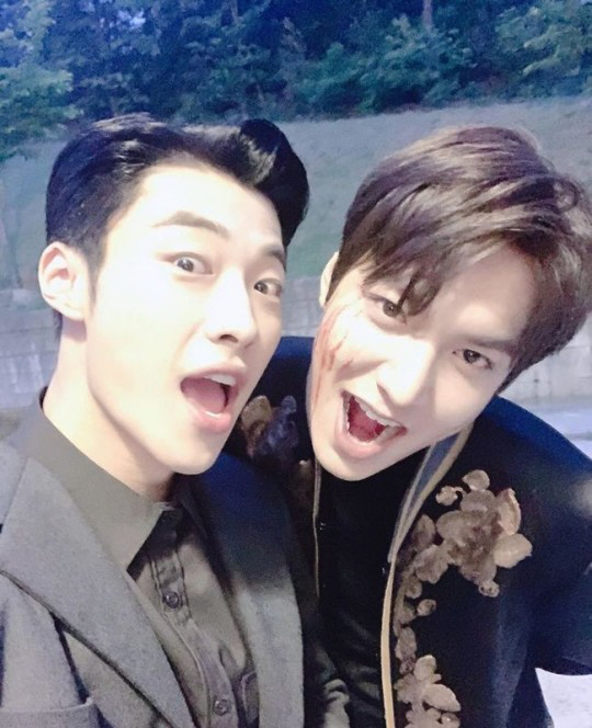 Actor Lee Min-ho flaunted Woo Do-hwan and a warm chemiOn Wednesday, Lee Min-ho posted a picture on his instagram without any explanation.Lee Min-ho in the public photo is staring at Woo Do-hwan and the camera co-working together on SBS The King - Eternal Monarch.Especially, the two people boasted beauty with a look of scavenging, and attracted attention.Meanwhile, Lee Min-ho plays Igon in SBS Drama The King: Monarch of Eternity, with The King leaving only one time to End.