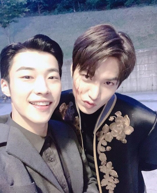 Actor Lee Min-ho flaunted Woo Do-hwan and a warm chemiOn Wednesday, Lee Min-ho posted a picture on his instagram without any explanation.Lee Min-ho in the public photo is staring at Woo Do-hwan and the camera co-working together on SBS The King - Eternal Monarch.Especially, the two people boasted beauty with a look of scavenging, and attracted attention.Meanwhile, Lee Min-ho plays Igon in SBS Drama The King: Monarch of Eternity, with The King leaving only one time to End.