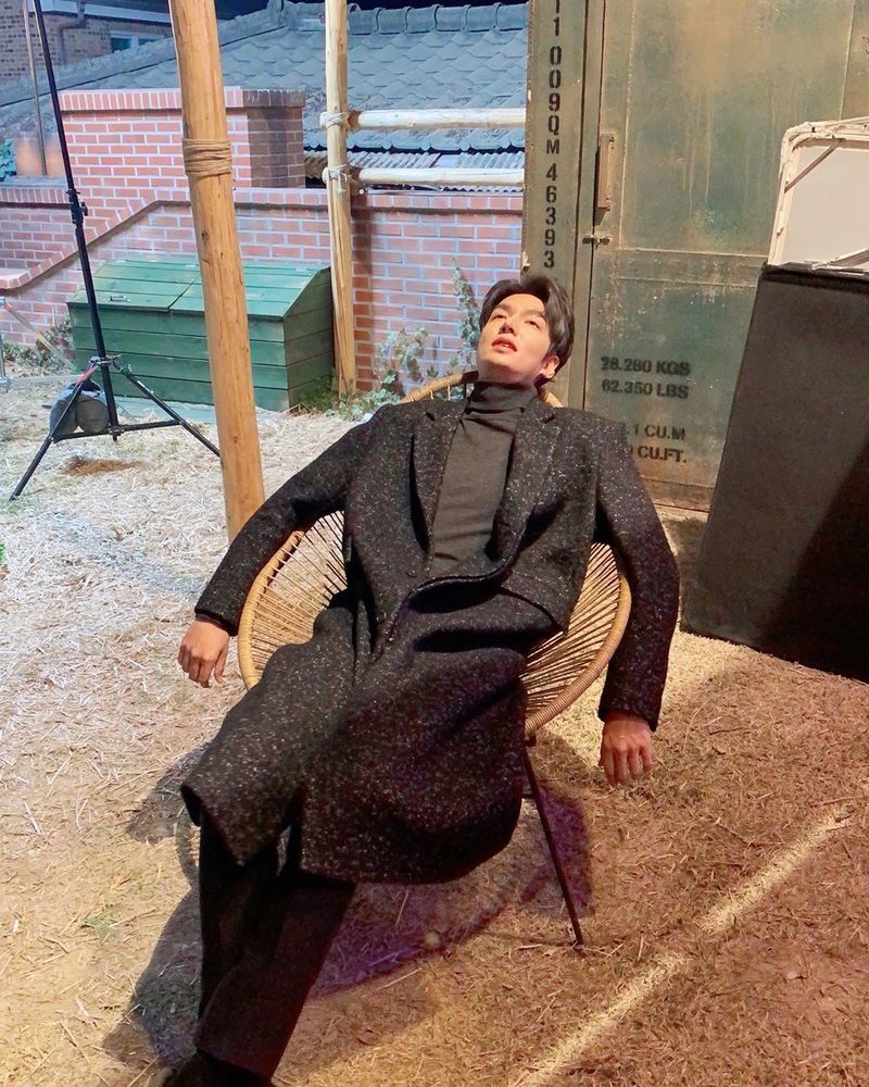 Lee Min-ho released a photo of her on the set of the drama.Actor Lee Min Ho posted two photos on his instagram on June 12th.Lee Min-ho in the photo is taking a rest on the SBS drama The King - Eternal Monarch.Lee Min-ho, who seems to have been exhausted, is saddened, while the endless leg length is also captivating his eyes.kim myeong-mi