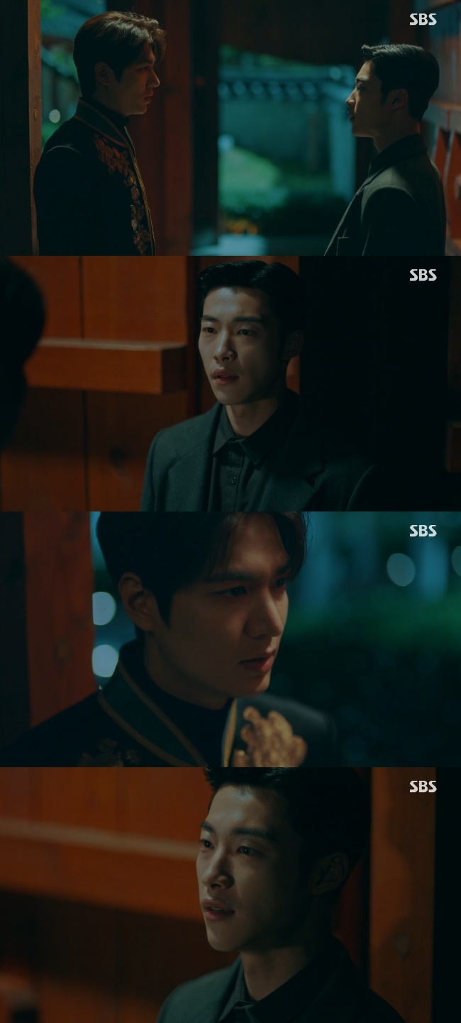 Woo Do-hwan risked his life for Lee Min-hoIn the 16th episode of SBS gilt drama The King: The Monarch of Eternity (playplayed by Kim Eun-sook/directed by Baek Sang-hoon and Jung Ji-hyun), which was broadcast on June 12, Joyoung (Woo Do-hwan) followed Lee Gon (Lee Min-ho) to a reverse mock night.Joyoung took the lead to protect Igon. The reversals arrive at this rear gate in 20 minutes. Young stops the retreat here.If I fail, Young will kill the enemies, even if you do. But Joyoung read Egons thoughts and refused to give instructions. Im sorry. I must defend my lord.This is my last chance to protect you, he said, and took the lead, saying, Good morning, Your Majesty.Lee Ha-na