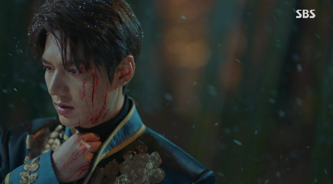 Lee Min-ho and Kim Go-eun have eliminated Lee Jung-jin in both worlds.Lee Min-ho beheaded Lee Jung-jin and returned history in the 16th episode of SBS gilt drama The King: The Monarch of Eternity (played by Kim Eun-sook/directed by Baek Sang-hoon and Jung Ji-hyun) broadcast on June 12.Irim, who had fled to the bamboo forest at the night of the station, was delighted to see the door of the dimension open in a complete manner, saying, I was right, this is the door to another world.In front of him, Igon appeared, saying, I am the emperor of the Korean Empire, the master of the sword, and the person who will enforce the punishment to you.Lee Ha-na