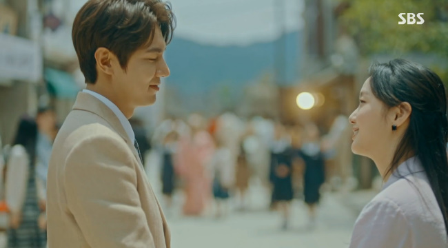 Lee Min-ho and Kim Go-eun were in love and had a happy ending.Lee Min-ho returned history and kept love with Kim Go-eun in the 16th episode of SBSs Golden Earth Drama The King: The Lord of Eternity (played by Kim Eun-sook/directed by Baek Sang-hoon and Jung Ji-hyun) broadcast on June 12.On the night of the show, Igon ordered Joyoung to stop the retreat of the enemy even if he died.This is my last chance to protect you, he said, and refused to give the instructions, saying, Goodbye, Your Majesty.Lee and Joyoung raided Irim and his men and fought a gunfight.Joyoung was defeated by the young Igon and fell down with blood, and Igon followed the runaway Irim with a complete food.Irim, who had confronted Jeong Tae-eun, saw his own ink disappearing and said, I finally have one complete. If mine disappeared, my nephews half would have disappeared.Igon will never come back. You are trapped here with me forever. Kang Shin-jae (played by Kim Kyung-nam) took her mother, Min Hwa-yeon (played by Hwang Young-hee), to a hospital where the real Kang Shin-jae is located and revealed the truth.Minhwayeon grabbed Kang Shin-jaes neck and poured out resentment, but he followed Kang Shin-jae, who turned lonely, and said, Im sorry. I should have held you. Youre my son.I will hug you first. I am so sorry for your mother. Irim, who fled to the bamboo forest, was delighted to see the red-lighted landowner in front of his eyes and said, I was right, this is the door to another world.Then Igon appeared and beheaded Irim, and the current Irim, who was shot by Jung Tae-eul, died. Jung Tae-eul said, You have succeeded, so I can not come back.As expected, the wound on Igons neck disappeared, and history began to change.Kang Hyun-min (Kang Shin-jae) saved his mother and life with the help of Lee Jong-in (Jeon Mu-song) of Buyeong-gun, and Koo Seo-ryeong (Jeong Eun-chae) warmly held a young Luna who was stealing goods from the market.Jung Tae-eul returned to his daily life on April 25, 2020, and he lived a similarly different daily life in a world without Lee Gon and Kang Shin-jae.Jung Tae-eul happened to see Lee Ji-hoon (Lee Min-ho), who had the same face as Igon, walking by in uniform.However, Lee Ji-hoon passed by without recognizing the situation, and Jung Tae-eun sat down on the road and shed tears, recalling the words of Leeon who would open the door of the whole universe.Igon went to various worlds and went to find Jeong Tae, and after a long time he met Jeong Tae. Igon was surprised to see the attitude of recognizing himself.Igon hugged him and said, Im finally looking at you. Lieutenant. Jeong Tae-eul said, Why are you so late? I waited so long.Moy Yat Moy Yat and the two shared a kiss of reunion.Igon handed the flowers he had brought to Jung Tae-eun and confessed, I did not say this. I love you. I love you very much.So Jung Tae-eul recalled the same memories he had seen before and said, This is how it is completed. I love you so much.In 2022, Kang Hyun-min was living as a detective in the Korean Empire, and Luna became a junior of Kang Hyun-min under the name of Kim Go-eun.In addition, Cho Eun-seop (Woo Do-hwan) of the Republic of Korea worked for the National Intelligence Service, but did not recognize Lee Gon who appeared before him.Lee Ha-na