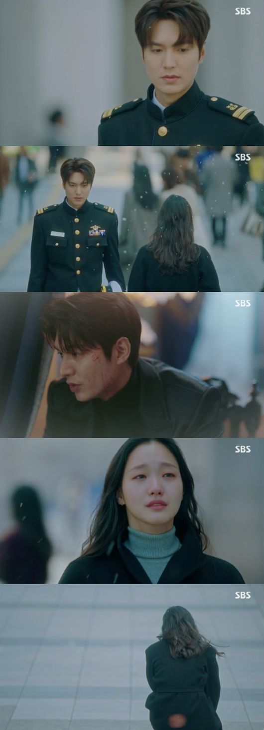 In The King: The Monarch of Eternity Kim Go-eun gets rid of Lee Jung-jin and returns to South Korea.Finally, I met Lee Min-ho and felt sorry and sad.In the 16th episode of SBS gilt drama The King: The King (the last episode), which aired on the night of the 12th, the final story of the parallel World romance between the Korean Empire Emperor Lee Gon (Lee Min-ho) and South Korea criminal Jung Tae-eul (Kim Go-eun) was drawn.In The King, Jeong Tae-eul crossed the parallel world by embracing Lee Jung-jin in the forest.While Lee was correcting the 1994 reverse night at the Korean Empire with the guard captain Cho Young (Woo Do-hwan), Jung Tae-eul said, We should wait.Until Igon stops you from the past and returns the world. If I fail, I will stop you. If your nephew returns the world, you will have no memory of this, Irim said. So I feel sick.I am afraid that the brilliant memory is left in the middle. Irim said, I can not shoot here. If no one has yet packed a gun, he responded proudly.At that time, the night of the reverse, young Igon pulled the knife against the past Irim, and at that moment the glass of the ceiling broke, and Irim missed the full-scale out of his hand, and Igon appeared with the contrast.However, in the chaotic gap, Irim again held the man-pa-sik in his hand, and at that moment the man-pa-sik sculpture in the hands of Igon and Jeong Tae-eul turned into ashes.But Egon went after Irim again.He cut his sword with a knife and said, I am the emperor of Korean Empire, the owner of the sword, and the person who will enforce the punishment given to you.You are not okay, even if you fail, said Jeong Tae-eul, who did not know this, to Lee Lim, who was trapped in a world of dimensions.At that moment, the bullet went out and penetrated the heart of the Irim, and a change occurred in the dimension of World.Igon removed Irim and opened his eyes in South Korea, but Jung Tae-eul was troubled by the fact that he could never meet Igon again.He woke up in South Korea on April 25, 2020, and continued to miss Egon while living his daily life. In the past, he said, If the door closes, open the door of the whole universe.So I will go to see you. He said, Im coming. In fact, Igon wandered through various universes and searched for the status quo, and the various worlds he met were sometimes soldiers, sometimes stars, sometimes police officers, as in South Korea.When I finally found Jung Tae, Jung Tae-eun said, Did you come? Did you really come? Did you come here? And asked Lee, Why did you come so late?I waited so long, I waited every day. SBS is provided.