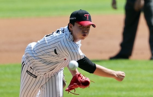 LG won 3-1 in the first leg of the KBO League doubleheader of Shinhan Bank in 2020 against SK Wyverns at Jamsil-dong Stadium on the 11th.LG was selected by Lee Min-ho, a high school graduate who joined this year, a resource that LG is growing fondly for looking forward to the future.Lee Min-ho showed the best pitch after debut despite the pressure of starting the first round of double header and the daytime Kyonggi variables.Lee Min-ho was knocked out in the first inning; he was hit twice by second batter Choi Jihun, and hit just in time by fourth batter Jamie Lomack, which was the last.In the second and third innings, he gave one infield hit, but he blocked the follow-up. In the fourth and fifth innings, LG tied the score 1-1 with Oh Ji-hwans sacrifice fly at the end of the fourth inning.Lee Min-ho hit a series of Hits to Choi Jihun and Choi Jeong in the sixth inning and was forced to first and second in the Moussa, but then he dealt with Lomac, Jung Eui-yun and Jeong Jin-gi all in a bumper and passed the crisis.Lee Min-ho, who was on the mound in the seventh, allowed Jung Hyun to fit the ball after two outs and cooked the remaining three batters neatly.Lee Min-hos record was one run in seven innings, six hits, and four strikeouts while striking out seven.It was a good pitch that was far above Ryus expectation that I want you to stay in the 5 innings.Lee Min-ho, who went down the Mound in the seventh inning, became a winner with Jordi Albas two-run shot from the attack.Lee Min-ho said after Kyonggi: Its good the team won.I am grateful that my seniors have tried to make a victory pitcher without giving up.  I am generally satisfied except for the last ball.Im most satisfied that I didnt have a walk, he said.I thought yes, Jordi Alba recalled when he hit home runs.Thank you so much to the batters in that they have the winning pitcher requirements after coming down from the Mound, he bowed.In particular, I expressed my gratitude to the catcher Yu Kang-nam. I always thank you for the good results in throwing it to the Gangnam Lee-hyung lead.Jordi Alba, who hit the final home run, said: Lee Min-hos ball was so great, it was a great young player, Im glad I helped him win.