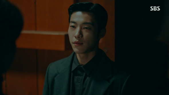 SBS gilt drama The King: Lord of Eternity Woo Do-hwan kept Lee Min-ho all over his bodyOn the 12th, SBS gilt drama The King: Lord of Eternity was depicted in the final episode of Joyoung (Woo Do-hwan), who is trying to protect Lee Min-ho.Lee Gon and Joyoung, who dated back to the 1994 Imperial Day of Retrospectives.Igon ordered Joyoung to stop Irim (Lee Jung-jin) from retreating and shoot all of them; Igon said, If I fail, you should shoot Irim.Joyoung said, What are you thinking, never do it, but Igon said, Its my last one. But Joyoung said, Im sorry, I have to go.Ill have to protect my lord, thats my job, he defied the order.Joyoung and Igon then appeared at the scene when Irim asked him to kill young Igon.When Irim took the food, the food disappeared in Igons hands, and Joyoung devoted his life to the young man.