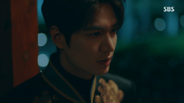 SBS gilt drama The King: Lord of Eternity Woo Do-hwan kept Lee Min-ho all over his bodyOn the 12th, SBS gilt drama The King: Lord of Eternity was depicted in the final episode of Joyoung (Woo Do-hwan), who is trying to protect Lee Min-ho.Lee Gon and Joyoung, who dated back to the 1994 Imperial Day of Retrospectives.Igon ordered Joyoung to stop Irim (Lee Jung-jin) from retreating and shoot all of them; Igon said, If I fail, you should shoot Irim.Joyoung said, What are you thinking, never do it, but Igon said, Its my last one. But Joyoung said, Im sorry, I have to go.Ill have to protect my lord, thats my job, he defied the order.Joyoung and Igon then appeared at the scene when Irim asked him to kill young Igon.When Irim took the food, the food disappeared in Igons hands, and Joyoung devoted his life to the young man.