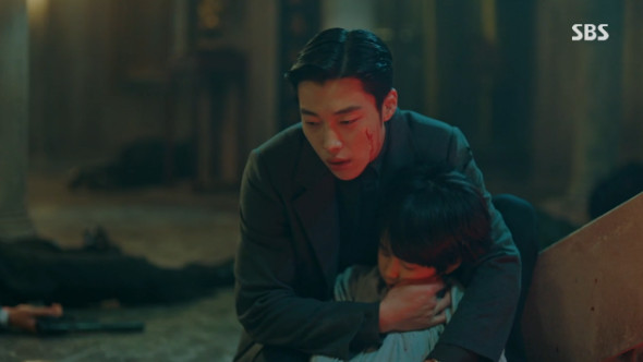 SBS gilt drama The King: Lord of Eternity Woo Do-hwan kept Lee Min-ho all over his bodyOn the 12th, SBS gilt drama The King: Lord of Eternity was depicted in the final episode of Joyoung (Woo Do-hwan), who is trying to protect Lee Min-ho.Lee Gon and Joyoung, who dated back to the 1994 Imperial Day of Retrospectives.Igon ordered Joyoung to stop Irim (Lee Jung-jin) from retreating and shoot all of them; Igon said, If I fail, you should shoot Irim.Joyoung said, What are you thinking, never do it, but Igon said, Its my last one. But Joyoung said, Im sorry, I have to go.Ill have to protect my lord, thats my job, he defied the order.Joyoung and Igon then appeared at the scene when Irim asked him to kill young Igon.When Irim took the food, the food disappeared in Igons hands, and Joyoung devoted his life to the young man.