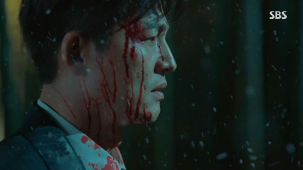 Lee Min-ho, the SBS gilt-jackson The King - Eternal Monarch, killed Lee Jung-jin.In the final episode of SBSs The King - Eternal Monarch on the 12th, Lee Min-ho and Cho Young (Woo Do-hwan) went to the past of the reverse mock night to prevent Lee Lim (Lee Jung-jin).Irim fled the scene of the reverse mother, but Igon was caught. Irim was cut by Igons knife and asked, Who are you chasing me? Why are you holding a sword?I am an emperor and the black sign is mine, said Irim, who was embarrassed, saying, Emperor just died in my hands, why are you an emperor?Soon Irim recognized Igon. The prince was big. The ink is already yours. You are Igon.Igon killed Irim, saying, Decapitate the reverse.