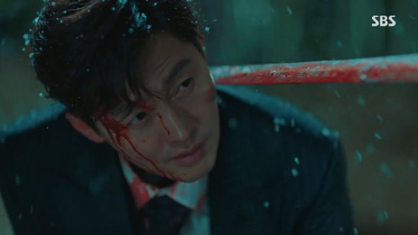 Lee Min-ho, the SBS gilt-jackson The King - Eternal Monarch, killed Lee Jung-jin.In the final episode of SBSs The King - Eternal Monarch on the 12th, Lee Min-ho and Cho Young (Woo Do-hwan) went to the past of the reverse mock night to prevent Lee Lim (Lee Jung-jin).Irim fled the scene of the reverse mother, but Igon was caught. Irim was cut by Igons knife and asked, Who are you chasing me? Why are you holding a sword?I am an emperor and the black sign is mine, said Irim, who was embarrassed, saying, Emperor just died in my hands, why are you an emperor?Soon Irim recognized Igon. The prince was big. The ink is already yours. You are Igon.Igon killed Irim, saying, Decapitate the reverse.