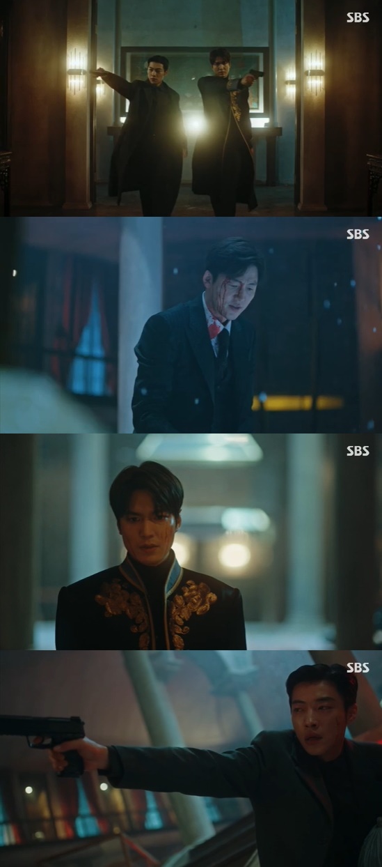 The King Woo Do-hwan refused Lee Min-hos last name and kept Lee Min-ho all over his body.In the final episode of SBSs The King: The Monarch of Eternity, which aired on the 12th, Joyoung (Woo Do-hwan) was portrayed to protect Lee Min-ho.On the same day, Lee and Joyoung, who came to the Korean Empire in 1994, ordered Joyoung to stop the retreat of Lee Lim (Lee Jung-jin) and shoot all of them.If I fail, you should shoot Irim, Igon said.Joyoung said, What are you thinking, never do it, but Igon said, Its my last one. But Joyoung said, Im sorry, I have to go.Ill have to protect my lord, thats my job, he ran.When Irim ordered the young Igon to be killed, Joyoung and Igon appeared. When Irim heard the expression, the expression disappeared in Igons hands.Photo = SBS Broadcasting Screen
