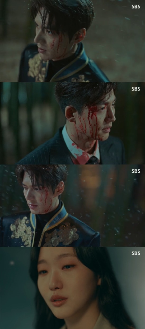 The King Kim Go-eun wept when he found out Lee Min-ho had killed Lee Jung-jin.In the final episode of SBSs gilt drama The King: The Monarch of Eternity, which aired on the 12th, Lee Min-ho was portrayed as Churdan of Lee Jung-jin.On the day of the meeting, Lee Lim, who stood in front of the holding company, said, I was right. This is the door to another world.Lee said, Who the hell are you holding a sign sword?Lee said, It is the emperor of the Korean Empire, the owner of the sword, and the person who will enforce the punishment to you.Irim said, The Emperor has just died in my hands, but I realized that the person in front of me was Igon.The prince was big. The food is already yours. You are the one, Lee said. I behead the Reversal.In the door of the dimension, Irim disappeared, and Jung Tae-eul (Kim Go-eun) shed tears, saying, Youve succeeded, then I cant come back.Photo = SBS Broadcasting Screen