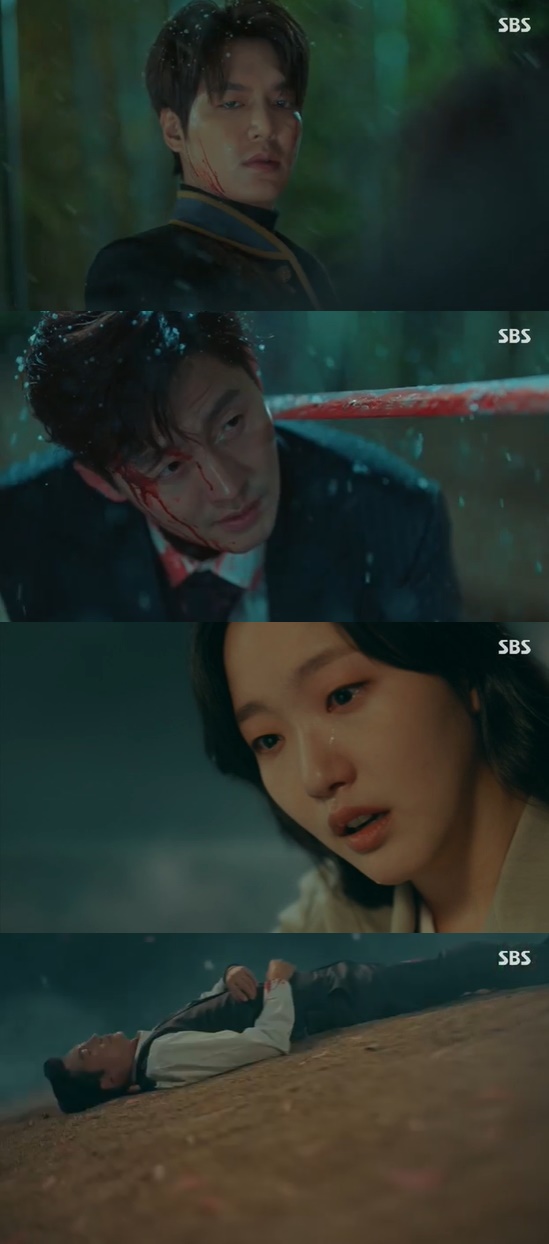 The King Lee Min-ho and Kim Go-eun together forever crossed the door of the dimension.In the final episode of SBSs The King: Eternal Monarch aired on the 12th, Jung Tae-eul (Kim Go-eun), who waits for Lee Min-ho, was portrayed.On that day, Lee Gon and Cho Young (Udohwan) moved on to the 1994 Korean Empire reverse simulated night.Lee had given the last order to stop Lee Lim (Lee Jung-jin) from leaving, but Cho said he would keep the Lord until the end. Cho kept the young Igon all over his body and followed Irim.Irim was delighted to see that there was another world, but Igon stopped it.Igon said he was the emperor of Korean Empire, and Irim realized that the food was already Igons, and that the person in front of him was Igon.At that time, Jung Tae-eun went into the door of the dimension together with the gun pointed behind Irim.Lee said, If your nephew returns the world, you will have no memory of this. Jung Tae-eun pointed at the gun, saying, So I feel sick.Irim laughed, saying, I can not shoot here, but Jung Tae-eun said, I do not know. If no one has shot yet.When the ink disappeared from Jung Tae-euls hand, Irim said, My nephew seems to have failed. Jung Tae-eul said, You are not okay.But nothing changed. When Irim was about to attack Jung-tae, the gun was fired, and the balloon began to move.I did not know that Igon had killed Irim, and Jung Tae-eun felt that Igon would not return and shed tears.After Lee Gon returned the world, in 1995, Korean Empire. Boo Young-gun (premisesong) offered help to the dangerous Park Sook-jin (Hwang Young-hee) and Kang Hyun-min rich.In 1999, the mother of Jung Eun-chae warmly embraced Kim Go-eun, who was caught stealing.Jung Tae-eul returned to South Korea on April 25, 2020. Jung Tae-eul called the team leader to check that they were all well and shed tears.Jung Tae-eul said, It was only a week or so for me, but the world was flowing differently.I remember all the moments he came to me, and now he is living his daily life in a world without a new brother. Lee Ji-hoon (Lee Min-ho) just passed Jung Tae-eul, who recalled Lee Gons words that he would open the door of the whole universe and shed tears, saying, Im coming.Igon was trying to come to Jung Tae-eun. He always waited in front of Jung Tae-euns house. But he said, Who are you?Im looking for someone, but I do not think this world is, said Igon.Then, Jeong Tae-eul received a call from Kazunari Ninomiya (Kim Yong-ji), who had a white horse and a man in front of his house. You are so far beyond the universe.Still dont know me. Why are you crying? You look happy everywhere. Why do you think you know me?I realized that I was in a state of mind.Jung Tae-eun said, Are you really here? Are you all here? And Lee said, I finally see you.Igon explained why he had to come late and asked, How do you remember when the two worlds flowed differently? Jeong Tae-eul said, Omit that. I had a lot of things.This is what Im doing now, he kissed Igon.Do you still hate flowers? asked Igon, who said, I like them, especially these flowers. Igon confessed, I havent even said this yet. I love you.Jung Tae also said, This is how it is completed. I love you too.In 2022, Korean Empire. Lee asked Cho Young if he would like to see Joe Eun-seop, and Cho Young said, Im okay, Joe Eun-seop will not know me anyway.Kang Hyun-min (Kim Kyung-nam) and Kim Go-eun were senior detectives. Koo Seo-kyung visited the imprisoned lawmaker, Jung Eun-chae.I was living as a sister and sister in the past.Igon and Jung Tae-eul enjoyed dating, crossing time and space, looking over time and space and first doing the year where they arrived, to avoid the same face.In South Korea in 2022, Igon met Cho Eun-seop and made sure he was doing well; Cho Eun-seop was married to Kazunari Ninomiya.Lee and Jeong arrived at the contemporary Korean Empire, and as in the past, they were seen by Cho Young and Roh Sanggung (Kim Young-ok).They kissed at the CCTV control room, and Igon walked them to the front of the Tanggan holding house, instead of the front of each others house. They were together forever.Photo = SBS Broadcasting Screen