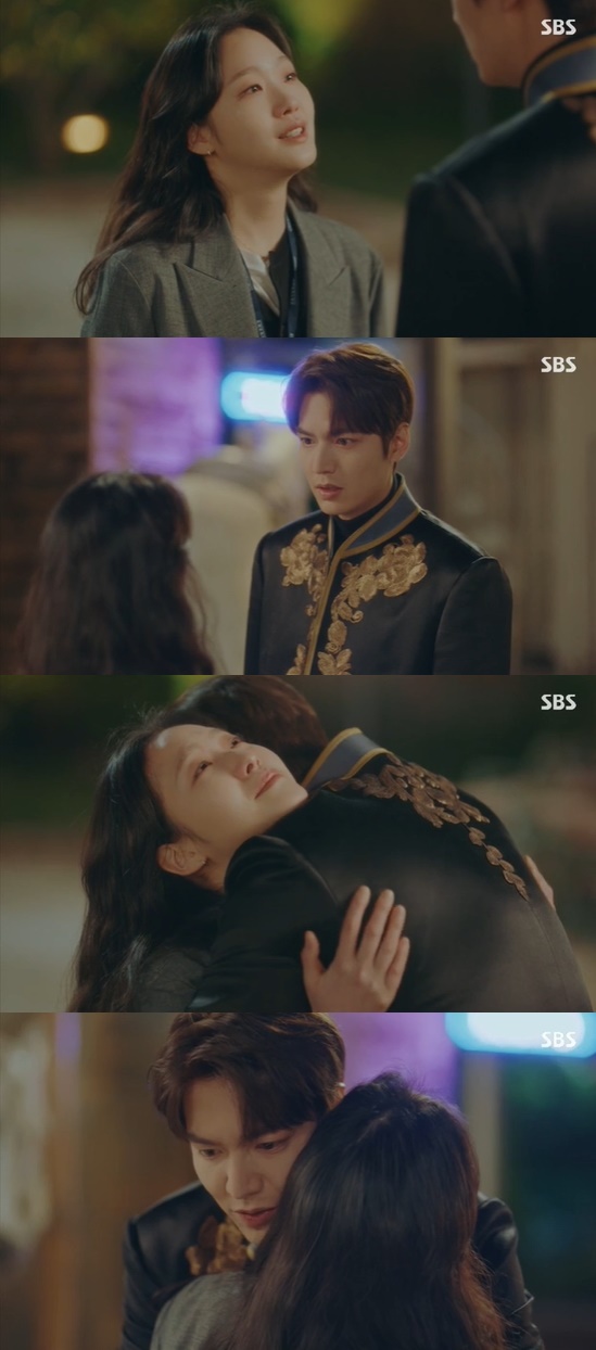 The King Lee Min-ho and Kim Go-eun together forever crossed the door of the dimension.In the final episode of SBSs The King: Eternal Monarch aired on the 12th, Jung Tae-eul (Kim Go-eun), who waits for Lee Min-ho, was portrayed.On that day, Lee Gon and Cho Young (Udohwan) moved on to the 1994 Korean Empire reverse simulated night.Lee had given the last order to stop Lee Lim (Lee Jung-jin) from leaving, but Cho said he would keep the Lord until the end. Cho kept the young Igon all over his body and followed Irim.Irim was delighted to see that there was another world, but Igon stopped it.Igon said he was the emperor of Korean Empire, and Irim realized that the food was already Igons, and that the person in front of him was Igon.At that time, Jung Tae-eun went into the door of the dimension together with the gun pointed behind Irim.Lee said, If your nephew returns the world, you will have no memory of this. Jung Tae-eun pointed at the gun, saying, So I feel sick.Irim laughed, saying, I can not shoot here, but Jung Tae-eun said, I do not know. If no one has shot yet.When the ink disappeared from Jung Tae-euls hand, Irim said, My nephew seems to have failed. Jung Tae-eul said, You are not okay.But nothing changed. When Irim was about to attack Jung-tae, the gun was fired, and the balloon began to move.I did not know that Igon had killed Irim, and Jung Tae-eun felt that Igon would not return and shed tears.After Lee Gon returned the world, in 1995, Korean Empire. Boo Young-gun (premisesong) offered help to the dangerous Park Sook-jin (Hwang Young-hee) and Kang Hyun-min rich.In 1999, the mother of Jung Eun-chae warmly embraced Kim Go-eun, who was caught stealing.Jung Tae-eul returned to South Korea on April 25, 2020. Jung Tae-eul called the team leader to check that they were all well and shed tears.Jung Tae-eul said, It was only a week or so for me, but the world was flowing differently.I remember all the moments he came to me, and now he is living his daily life in a world without a new brother. Lee Ji-hoon (Lee Min-ho) just passed Jung Tae-eul, who recalled Lee Gons words that he would open the door of the whole universe and shed tears, saying, Im coming.Igon was trying to come to Jung Tae-eun. He always waited in front of Jung Tae-euns house. But he said, Who are you?Im looking for someone, but I do not think this world is, said Igon.Then, Jeong Tae-eul received a call from Kazunari Ninomiya (Kim Yong-ji), who had a white horse and a man in front of his house. You are so far beyond the universe.Still dont know me. Why are you crying? You look happy everywhere. Why do you think you know me?I realized that I was in a state of mind.Jung Tae-eun said, Are you really here? Are you all here? And Lee said, I finally see you.Igon explained why he had to come late and asked, How do you remember when the two worlds flowed differently? Jeong Tae-eul said, Omit that. I had a lot of things.This is what Im doing now, he kissed Igon.Do you still hate flowers? asked Igon, who said, I like them, especially these flowers. Igon confessed, I havent even said this yet. I love you.Jung Tae also said, This is how it is completed. I love you too.In 2022, Korean Empire. Lee asked Cho Young if he would like to see Joe Eun-seop, and Cho Young said, Im okay, Joe Eun-seop will not know me anyway.Kang Hyun-min (Kim Kyung-nam) and Kim Go-eun were senior detectives. Koo Seo-kyung visited the imprisoned lawmaker, Jung Eun-chae.I was living as a sister and sister in the past.Igon and Jung Tae-eul enjoyed dating, crossing time and space, looking over time and space and first doing the year where they arrived, to avoid the same face.In South Korea in 2022, Igon met Cho Eun-seop and made sure he was doing well; Cho Eun-seop was married to Kazunari Ninomiya.Lee and Jeong arrived at the contemporary Korean Empire, and as in the past, they were seen by Cho Young and Roh Sanggung (Kim Young-ok).They kissed at the CCTV control room, and Igon walked them to the front of the Tanggan holding house, instead of the front of each others house. They were together forever.Photo = SBS Broadcasting Screen