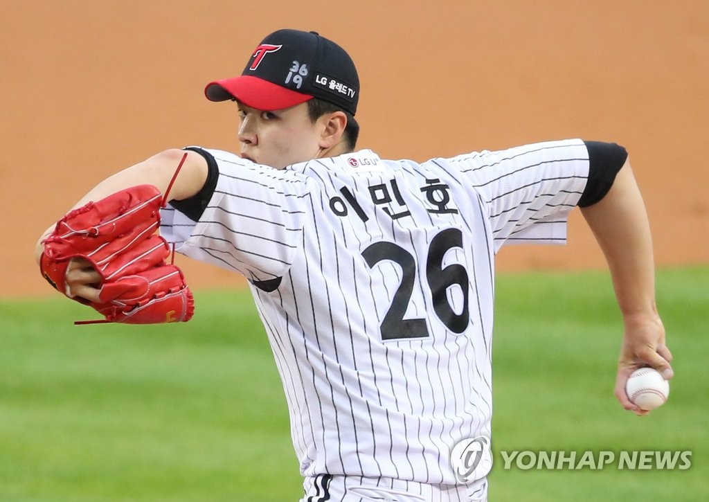 With two Young Guns, the Mini Standard (19) of kt wiz and Lee Min-ho (19) of the LG Twins, forming the leading group, outfielders Park Seung-kyu (20 and Samsung Lions Lions), Choi Jihun (23 and SK Wyverns) also joined the Rookie competition in earnest.Mini standard and Lee Min-ho, who played as the The punch press of the Korean national team at the World Youth Baseball Championships last April, were named first and wore professional uniforms.The two, who have been named as high-end prospects since high school days, have been prominent since the first year of professionals.The first thing that got attention was Mini Standard, a right-handed orthodox Pitcher who boasts a dignified physique of 189cm tall and 92kg weight.140km In the middle and late half of the fastball, along with the power of the change ball, the ability to operate the kyonggi was excellent, and it was evaluated as immediate power feeling.Mini standard, which was included in the starting lineup from the start of the season, was the third high school graduate to win two consecutive starts since the debut.On the last three days, Doosan Bears hit a tight two-hit, three-baller scoreless in seven innings and made a strong impression.Mini standard is starting at 6Kyonggi until 11th, and is 4-2 with an Earned run average of 5.35.Earned run average is somewhat high, but all 6Kyonggi has been in the starting lineup since the first year of his career, digesting more than 5 innings.Mini standard is the fourth time that a high school graduate, Pitcher, has thrown more than 5 innings in 6 Kyonggi consecutive times since debut.Lee Min-ho was less complete than the Mini standard, which was rated as a complete type pitcher, but received a higher rating as much as its potential.Lee Min-ho caught up with the Rookie race, which seemed to be ahead of Mini Standard, with an outspoken run of 2Kyonggi straight quality start plus (seven innings and three ERA or less).Lee Min-ho started the first game of the double header with SK on the 11th, and he scored one run in seven innings, six hits, seven strikeouts and one strikeout.Lee Min-ho, who scored two runs in seven innings and five hits in the Samsung Lions on the last two days, is responsible for seven innings in 2Kyonggi consecutive.Lee Min-ho, who has now finished his third professional start, is on the Earned run average 1.16, and is throwing a better ball, so the Rookie competition with Mini Standard is expected to spark even more.Samsung Lions outfielder Park Seung-kyu imprinted his name stone on baseball fans with two Mario catch at the Help Heroes on Wednesday.Park Seung-kyu, who caught Park Jun-taes big hit in the second inning with a jump catch, saved Help Park Dong-wons superior double-hit hitter with a diving catch in the first two outs and second bases in the third inning, leading the team to 3-1.The Help players forgot to say as Park Seung-kyu, who was leaning toward center fielder, sprinted a long distance and blew himself into the final minute to snatch the ball with a glove.Park Dong-won, who played first base, said to himself, Is not it crazy? And Lee Jung-hoo, who reached home after returning to third base, looked at Park Seung-kyu for a while.Park Seung-kyu, a high school graduate in the second year, became the main character of the finals by picking up the first homer in the first group on the 10th to Eric Yokishi who had no homer this season.Park Seung-kyu is hitting .308 (16 hits in 52 at-bats) and 0.756 OPS (on-base percentage + slugging percentage) at 5 RBIs in 21 Kyonggi this season.Choi Jihun, a college graduate at SK, is also a candidate for Rookie.Choi Jihun, who has been considered a rookie to threaten his seniors since Spring Camp, has been playing in the first group since the 26th of last month due to Han Dong-mins injury after experiencing experience in the second group after opening.While he has no homer or RBI yet, Choi Jihun is hitting .385 (22-for-20) at 16Kyonggi.Stimulated by Choi Jihuns performance, SK has since managed to rebound and escaped from the bottom.The hot Rookie competition is adding to the interest of professional baseball as a large number of talented newcomers who threaten existing star players appear.kt mini standard, 6Kyonggi pitches over five consecutive inningsEarned run average 1.16 LG Lee Min-ho pitched 2Kyonggi consecutive seven innings