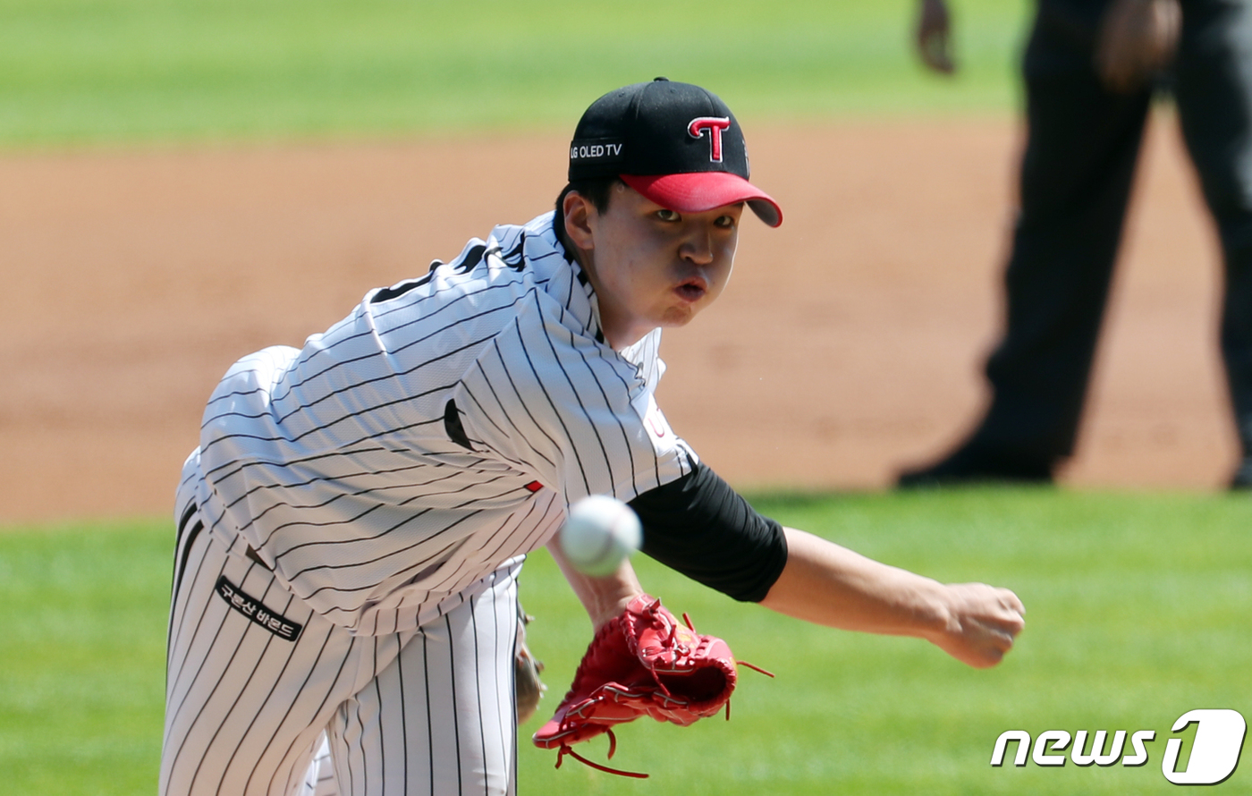 Lee Min-ho, who graduated from Hwimungo and joined LG this year, has already won two games since being given the starting job; Kyonggi has already played two innings in seven innings.Pro debut It has emerged as an indispensable resource in LG Mound since the first year of the pro.Lee Min-ho, who won his first debut victory in 513 innings and 1 Pit without a run in the Deagu Samsung Lions on May 21, continued his pitching run with two runs in seven innings during the Jamsil-dong Samsung Lions game on June 2, and the day before the Jamsil-dong SK game also won two wins in seven innings with one run in seven innings. ...On this day, he played 112 of his own Kyonggi.There are still few specimens, but the stability that is not inferior to Veteran players is an advantage.He allowed four walks in his first start, but he did not give up a single walk in his second and third appearances.I hope the walks (of Lee Min-ho) will be reduced, Ryu said earlier, but he met expectations for the head coach.The face is full of young tees, but on Mound it is full of guts and slack.It is a scene that is hard to find in Lee Min-ho, which is a boldness that can not be believed to be the first year of a rookie.In the case of SK and Doubleheader on the 11th, Lee Min-ho was selected without change in the relatively important first leg.Ryu emphasized that he decided according to his own standards, but he had that much trust.Ryu also smiles at his mouth every day, and now he has gained confidence that he can actively use Lee Min-ho in LGs starting lineup.Currently, Ryu is using Lee Min-ho as a starter with Veteran Chung Chan-heon and reducing the burden.There is plenty of room to keep this framework in the future, but more aggressively and actively use Kyonggi.It shows not only the power of the moment but also the intention to lead the growth of the player.Meanwhile, Lee Min-ho, who is currently on the disabled list due to mild back pain, is expected to join the first-team selection rotation in line with his existing schedule after reorganizing.Already two wins in the season, plenty of starter confidence