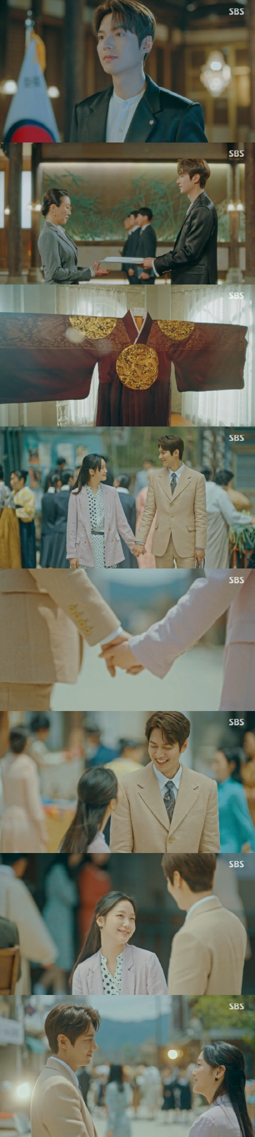 In SBS The King: Lord of Eternity broadcast on the 12th, Lee Min-ho defended Lee Jung-jin and kept all love with Kim Go-eun.On this day, Lee Gon returned to the Korean Empire in 1994 to prevent the inversion of Irim. The inverted enemies arrive at this back gate 20 minutes later.You stop the retreat of Irim here. Cho dissuaded him from thinking, but Igon said, The last name. Then Irim and the young Igon met, and then Irim and Jung Tae-eul face each other in a space between 0 and 1.If Lee Gon returns the world, Lee s memory disappears from Jung Tae - eun, but Jung Tae - eun said, My heart is sick, but My brilliant memory remains in my mind.Then the ink in Jung Tae-euls hand disappeared and he was embarrassed, but then Igon and Cho Young appeared together.Then Irim noticed the existence of Igon and punished Irim with the words decapitating the reverse Irim.The reverse has disappeared, but I can not meet Lee and Jung Tae.Jung Tae-eul returned to his current point and waited for Lee Gon. Jung Tae-euls longing for Lee Gon grew even bigger while he was living his daily life in South Korea on April 25, 2020.Then Jung Tae-eul waited in the past, thinking that Igon said, If the door closes, open the door of the whole universe, so I will go to see you.Lee and Jeong enjoyed dating in many parallel Worlds every weekend, and in 1994 they were able to grow up without accidents because they encountered a young Kang Shin-jae in South Korea.Since then, Igon and Jung Tae have kept each other and raised love.Photos  SBS