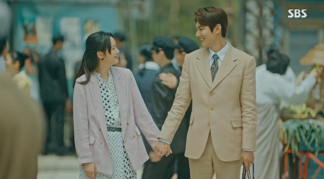 Lee Min-ho and Kim Go-eun have grown love in different worlds.Lee Min-ho and Kim Go-eun traveled across the door of the dimension and traveled parallel World in the 16th episode of SBSs Golden Land Drama The King: The Lord of Eternity (playplayed by Kim Eun-sook/directed by Baek Sang-hoon and Jung Ji-hyun) broadcast on June 12.Joyoung (Woo Do-hwan), who came to the night of the reverse beyond the door of the dimension, refused to tell him to stop the retreat of the reverse enemies.I have to go to Goro Noguchi. It is my job to protect my lord.Igon and Joyoung, directed at Goro Noguchi, had a gunfight with Irim (Lee Jung-jin), who threatened young Igon, and his men.Joyoung kept the young Igon with his life, and Igon followed the runaway Irim with a full-scale escapism.The history of South Korea and Korean Empire has also changed by Lee.Kang Hyun-min (Kim Kyung-nam) saved his life with the help of Lee Jong-in (Jeon Mu-song), and the young Luna changed with the warm consideration of his mother, Koo Seo-ryeong (Jeong Eun-chae).Later, the two grew up as detectives in Korean Empire and raised their work and love together; and Cho Eun-seop (Woo Do-hwan), of South Korea, later worked for the National Intelligence Service.Jung Tae-eul, who returned to his daily life, accidentally met Lee Ji-hoon (Lee Min-ho) who had the same face as Igon on the road.Lee Ji-hoon, who was walking in uniform, passed himself, and Jung Tae-eun sat down and cried, recalling Lees promise to come to see him even if he opened the door of the whole universe.Lee opened the door of the whole universe as promised, searched for the stationary state, and after going to various worlds, he met Jeong Tae.Fortunately, Jung Tae-eul, who had not been forgotten, recognized Igon immediately, and Igon said, I finally see you. I am a lieutenant.Igon handed the flowers he had brought to Jung Tae-eun and confessed, I did not say this. I love you. I love you very much.Jung Tae-eul noticed that the same scene he had seen before meant, and replied, This is the completion. I love you so much.Lee Ha-na