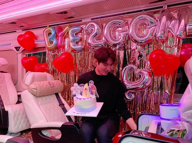 Actor Lee Min-ho gave his impression of ending The King: The Monarch of Eternity.Lee Min-ho wrote on his personal Instagram account June 13, Bye 2gon. Thank you to everyone who has loved The King.I am always happy. Lee Min-ho in the photo is smiling brightly with a cake with his face on it, adding to the regret of the end of the phrase Bye 2gon.Meanwhile, Lee Min-ho plays Igon in The King: The Monarch of Eternity.park jung-min