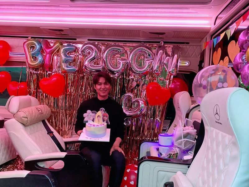 Actor Lee Min-ho gave his impression of ending The King: The Monarch of Eternity.Lee Min-ho wrote on his personal Instagram account June 13, Bye 2gon. Thank you to everyone who has loved The King.I am always happy. Lee Min-ho in the photo is smiling brightly with a cake with his face on it, adding to the regret of the end of the phrase Bye 2gon.Meanwhile, Lee Min-ho plays Igon in The King: The Monarch of Eternity.park jung-min