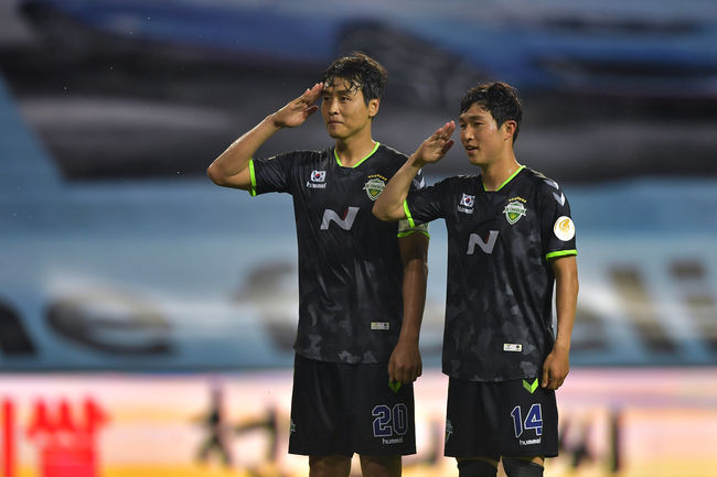 Military reserve force Sergeant Lee Seung-gi was shown together.North Jeolla Province Hydei won 1-0 at home Kyonggi with Incheon United in the sixth round of the 120 KUEFA Champions League 120 at the Jeonju World Cup Kyonggi Stadium on the 13th.The victory kept North Jeolla Province in the lead with 15 points, 5-1.Lee Dong-gook said after Kyonggi: I knew the result of former Kyonggi Ulsan; I was very keen to continue to be number one in the UEFA Champions League.I thought I should make a decision, he said. I think I made a decision because I was more confident in the defense of Incheon.Every player can play their part, its a decision by the coaching staff, he said, as a 2Kyonggi starter. The player has to pour everything when the opportunity comes.Thats how I prepared it, he said.Lee Dong-gook, who became a ceremony craftsman through Salute after scoring the winning goal on the day, said: Some have prepared, too: June was the month of patriotic veterans.I wanted to thank the people who kept the country. Military reserve force Sergeant Lee Seung-gi was together.I wanted to convey the meaning when watching at home because the fans could not come to the Kyonggi chapter. Its hard to compare with Zlatan, Ive come all the way here trying in my ability, he said, with Zlatan Ibrahimovic showing a record-breaking Kyonggi power.I will try to praise myself even if I retire later. Lee Dong-gook said: There are fewer Kyonggi, so there can be a winning competition until the end; as last year, the winning team can be decided in the final.I think we should put all the teams in the championship and go to Kyonggi because there are many good teams as well as Ulsan. Meanwhile, he said, I originally decided to receive training last season, but I could not do it because of the ACL schedule. I talked to the coach while preparing for this year.The coach also gave me permission, he said. I did not know the difficulties of the leaders while playing in the athletes, but I learned while receiving the training.It seems to be learning how to solve Kyonggi from the leaders point of view.I can not play 2Kyonggi unfortunately, but it seems to be an opportunity to show a better appearance. Provide North Jeolla Province.